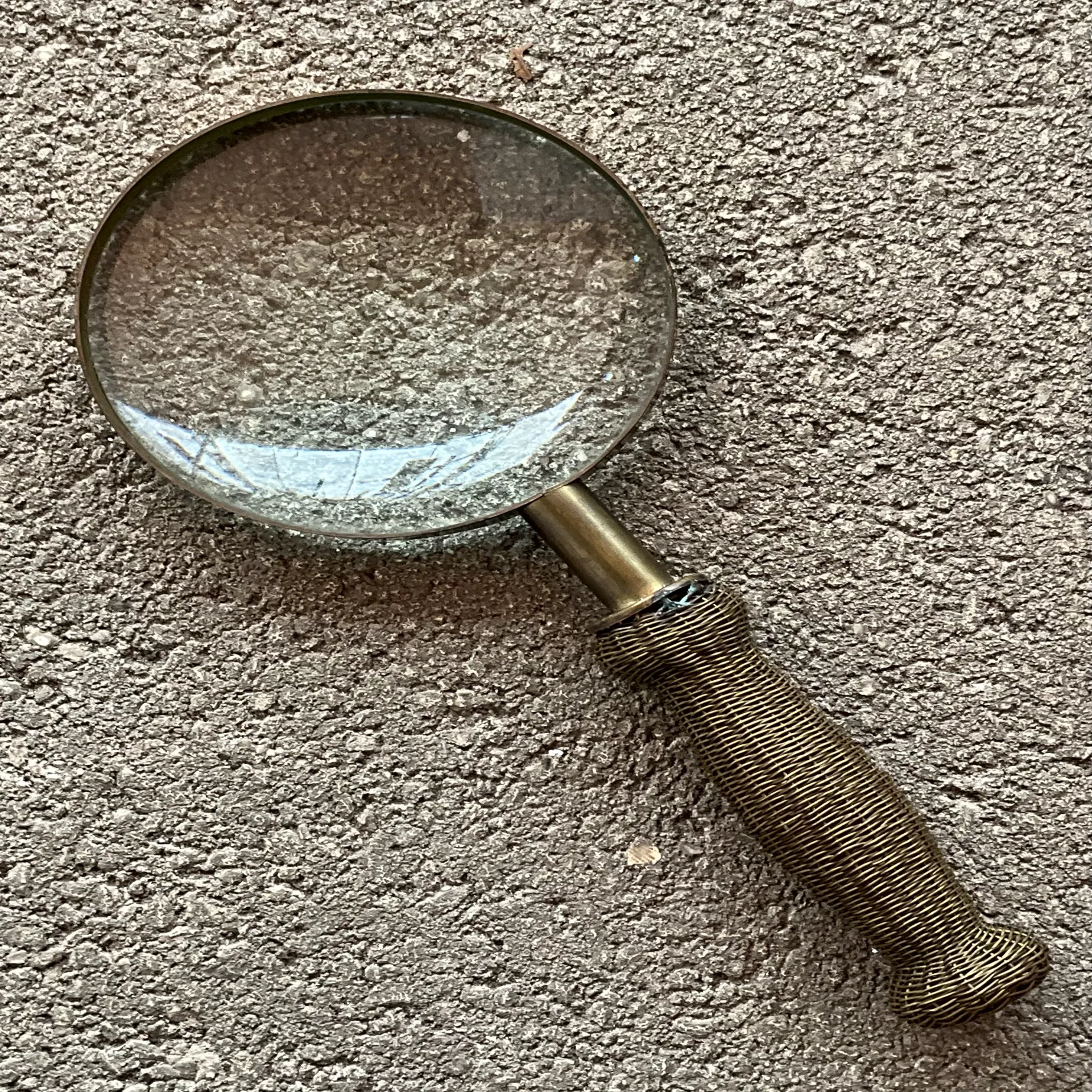 Vintage Woven Magnifying Glass  - Detail view