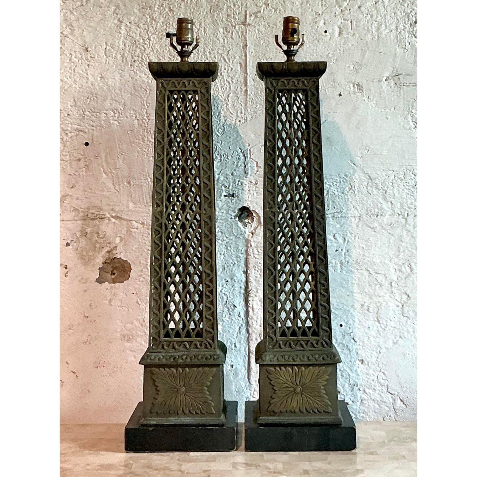 Vintage Regency Bronze Trellis Lamps - A Pair - Detail view