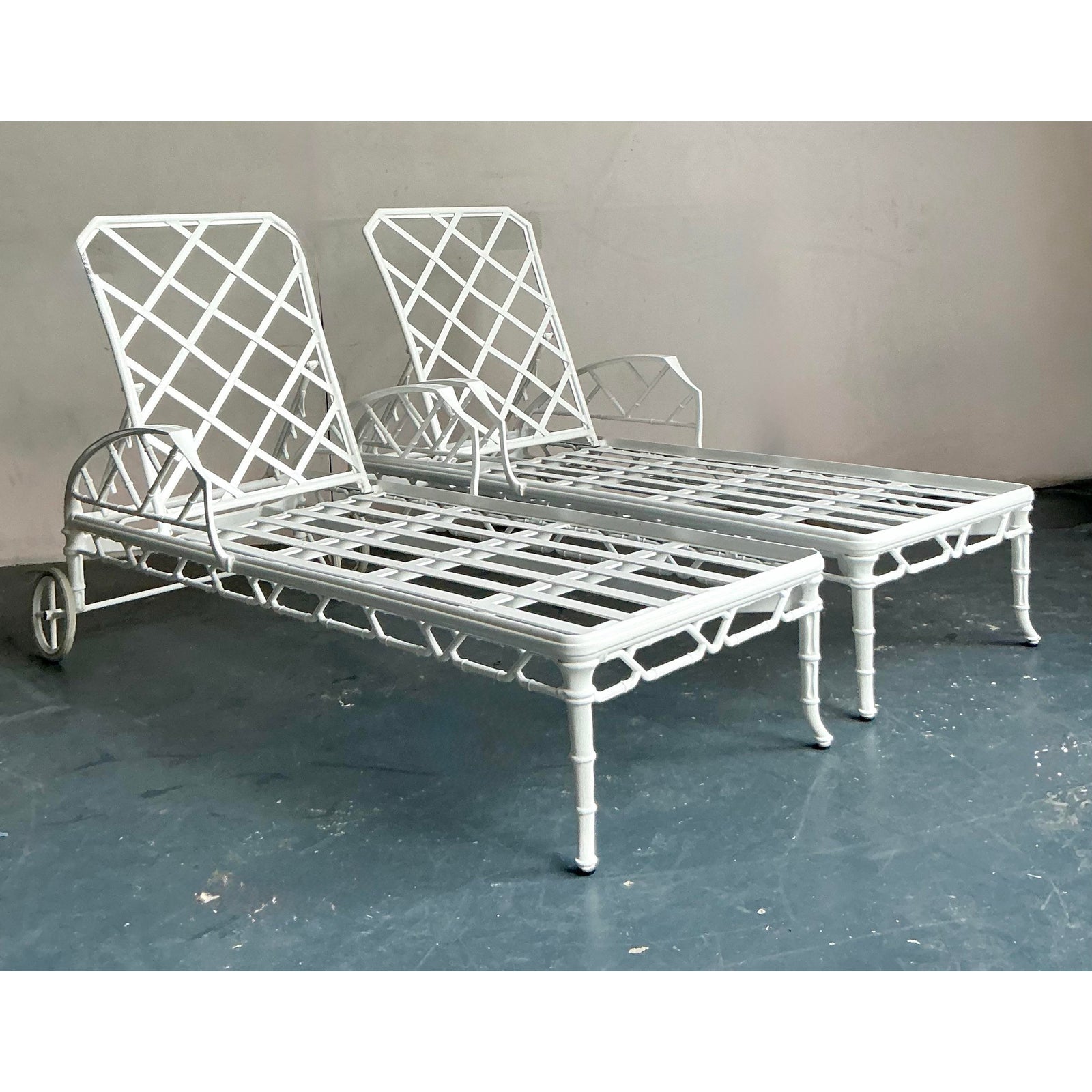 Vintage Regency Brown Jordan “Calcutta” Cast Aluminum Chaise Lounge - A Pair - Detail view
