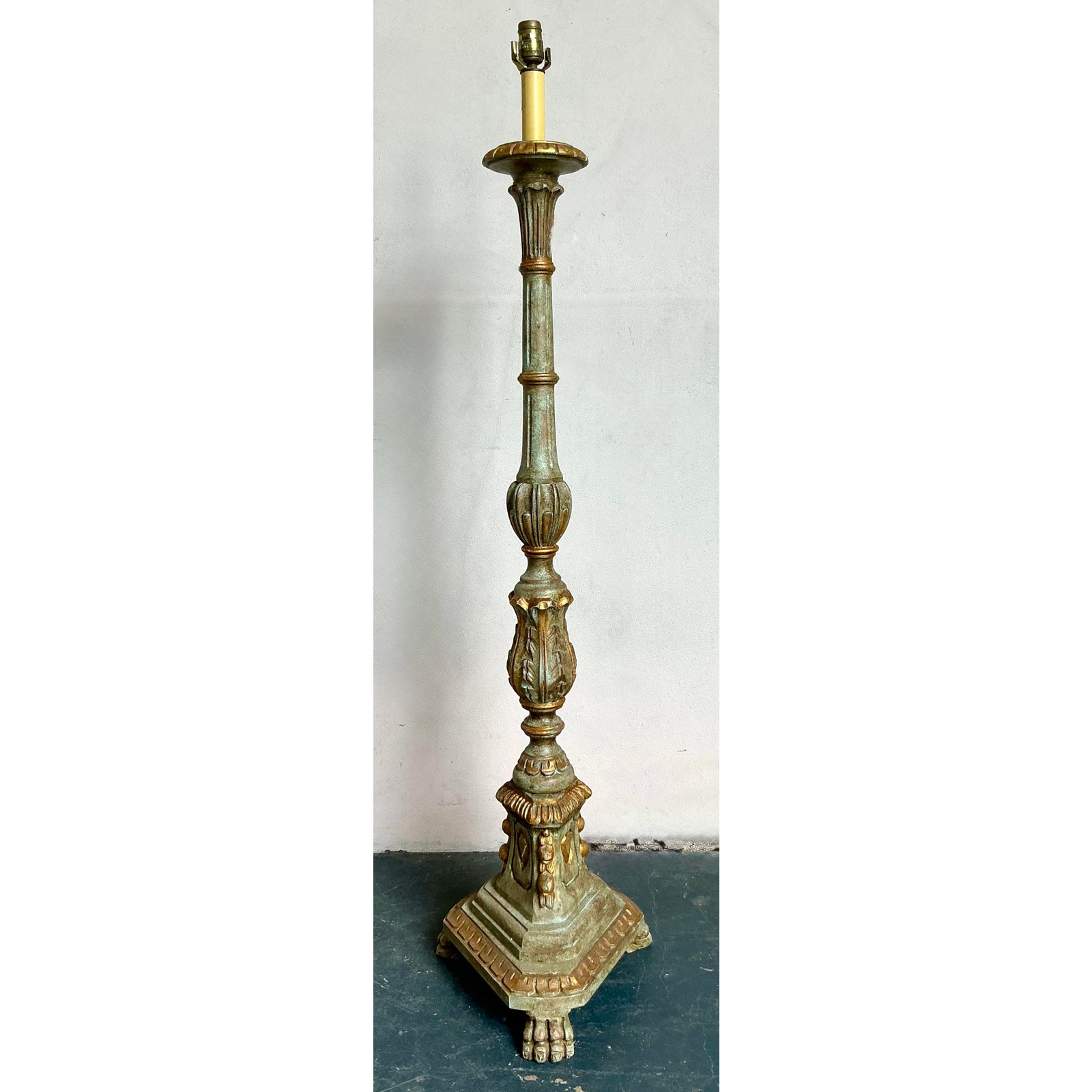 Vintage Regency Sarreid Gilt Tipped Floor Lamp - Detail view