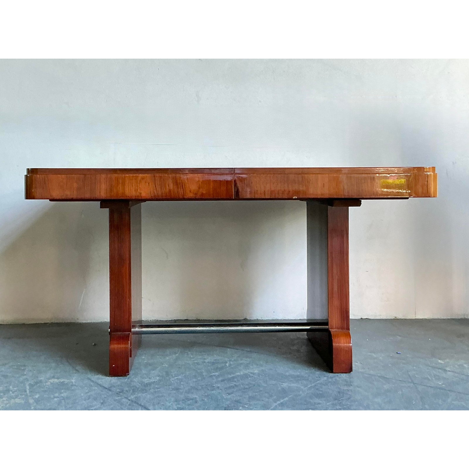 Vintage Art Deco Flame Mahogany Extendable Dining Table - Detail view
