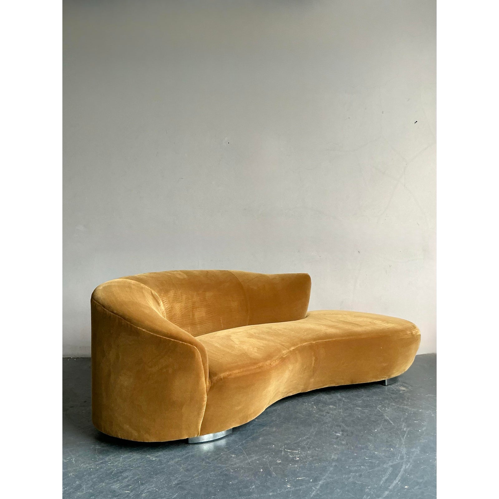 Vintage Boho Velvet Serpentine Sofa After Kagan - Detail view