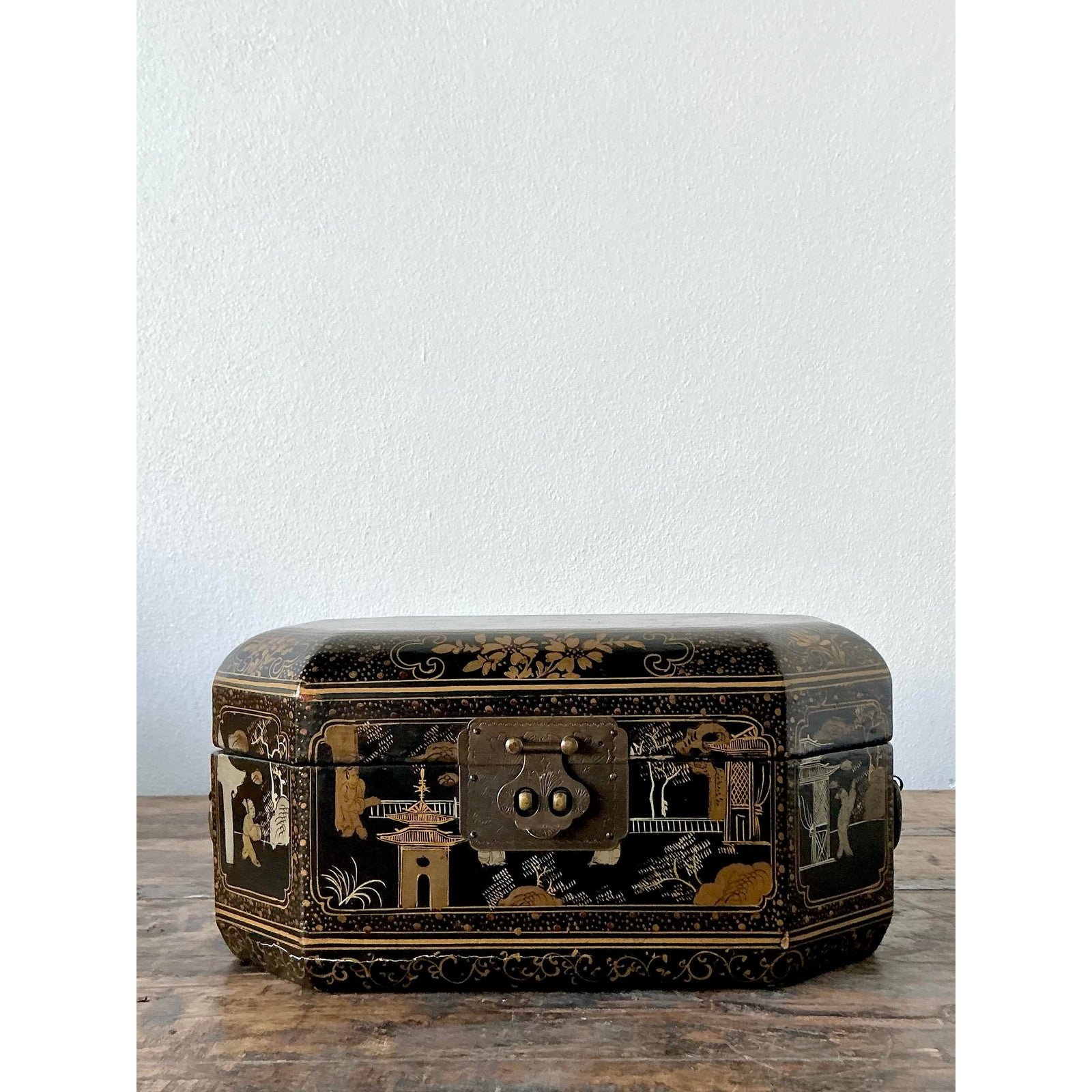 Vintage Asian Lacquered Chinoiserie Sewing Box - Detail view