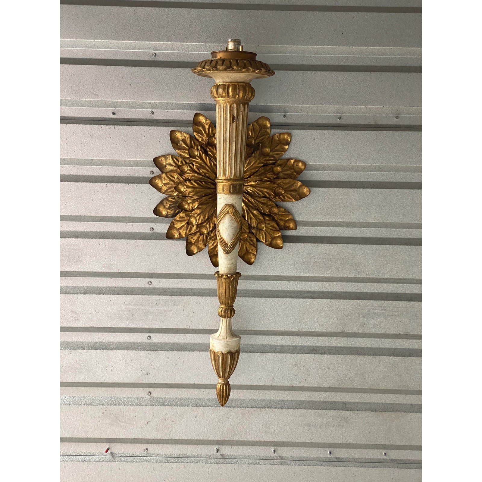 Vintage Neoclassical Gilt Flower Wall Lamp - Detail view