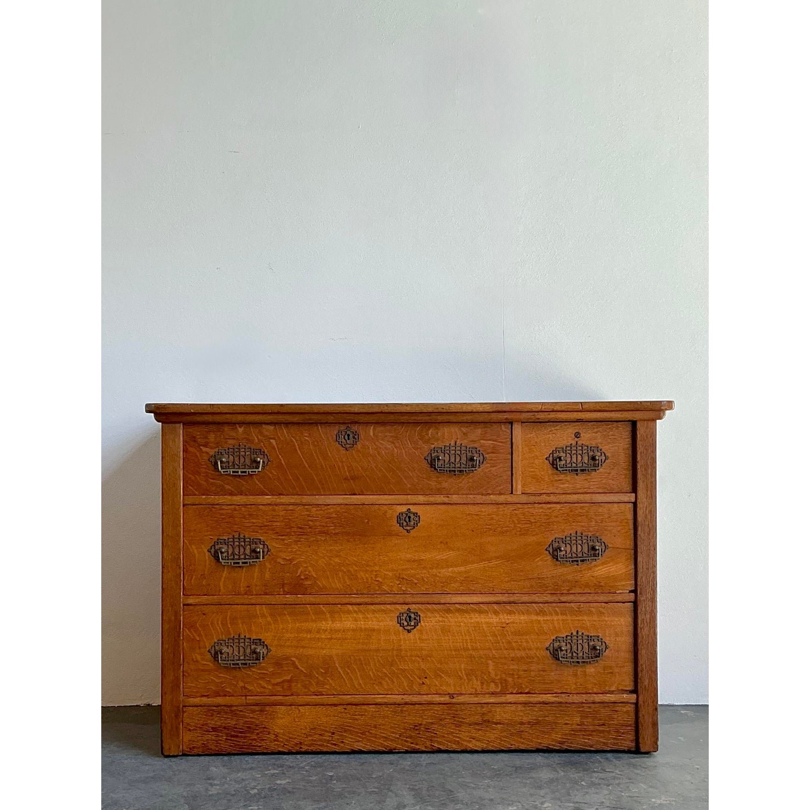 Vintage 1860s Oak Chest of Drawers With Hidden Drawer - Detail view