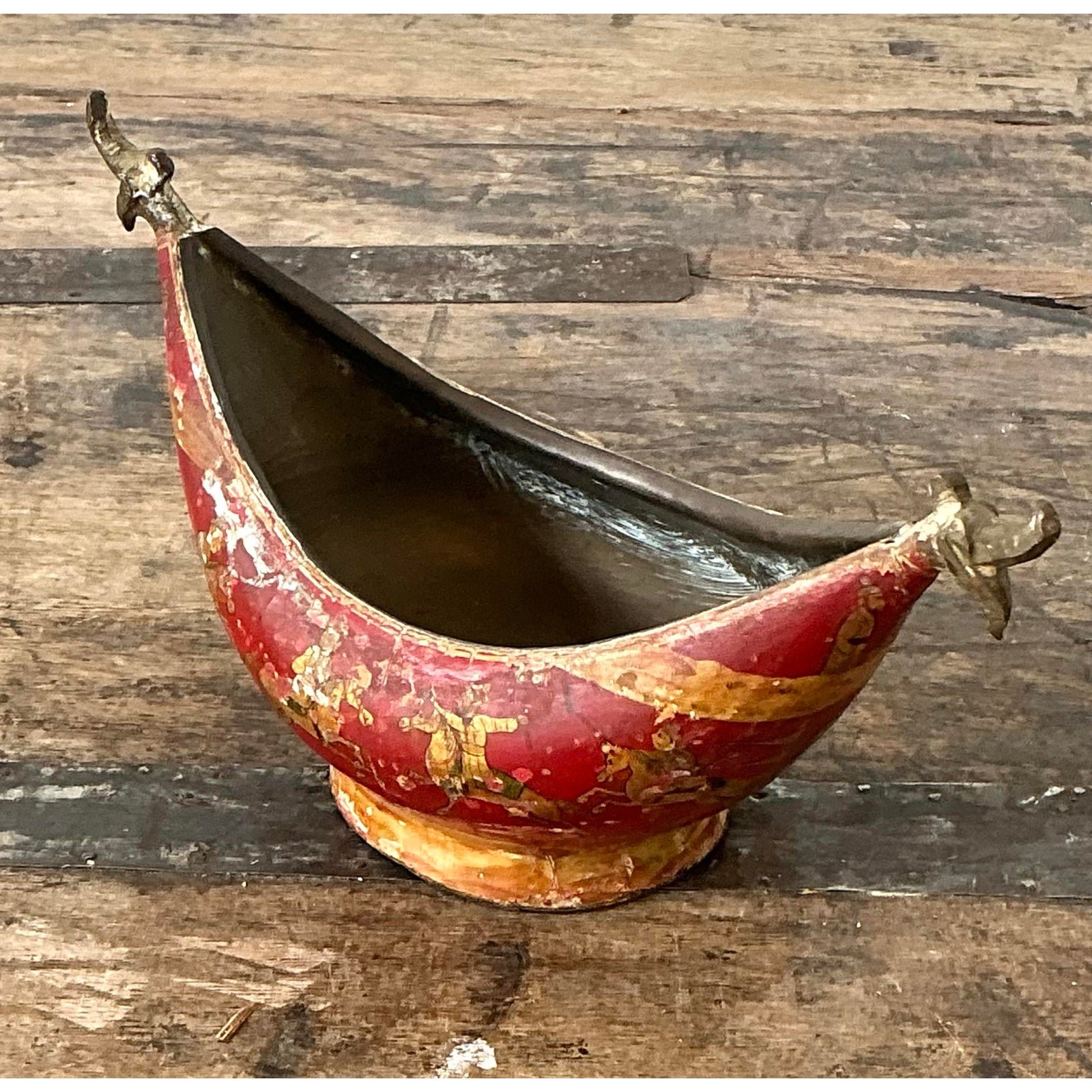 Vintage Chinoiserie Brass Bowl - Detail view