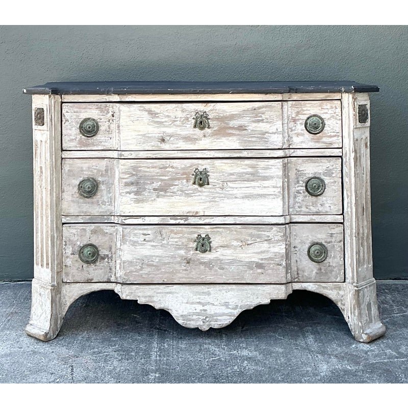 Vintage Patinated Gustavian Serpentine Chest of Drawers - Detail view