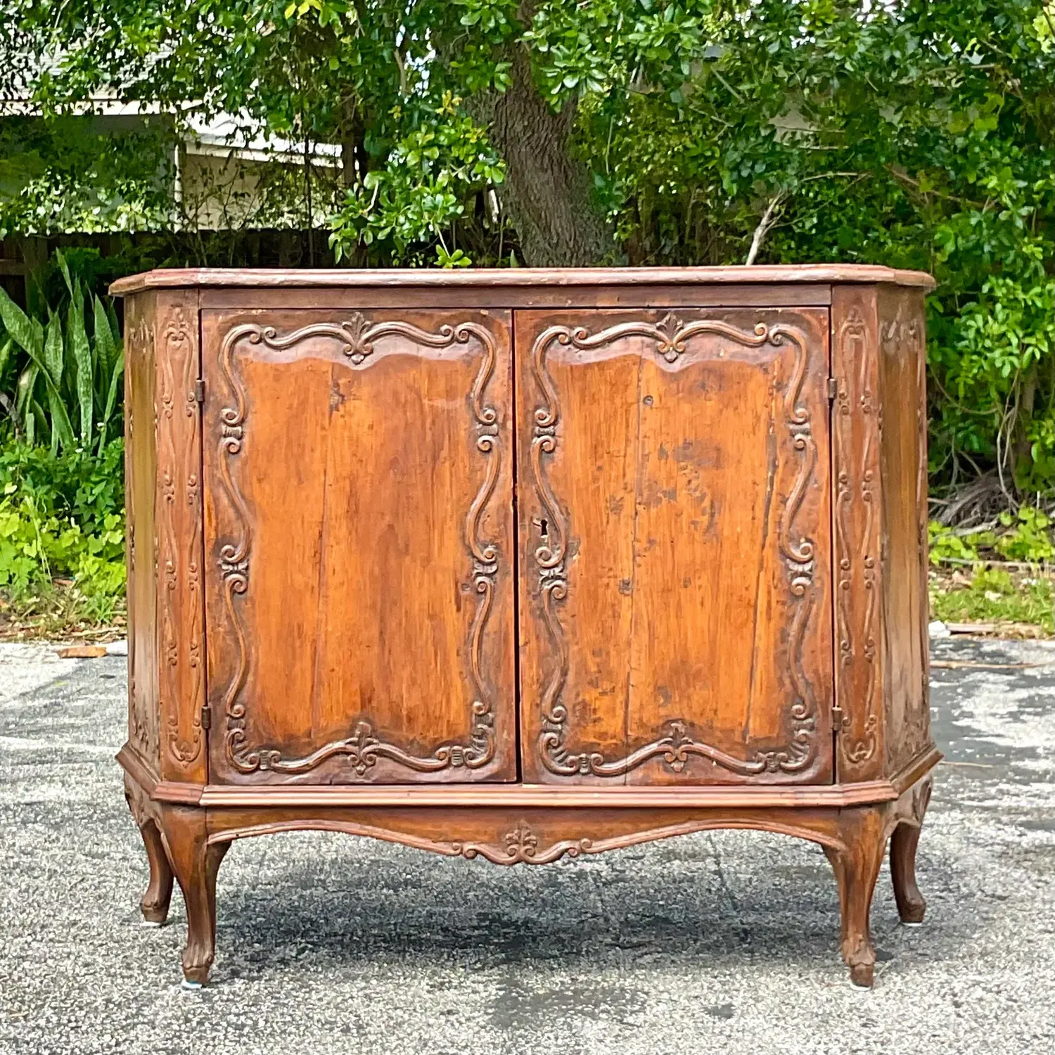Early 20th Century Vintage Italian Carved Console Cabinet - Detail view