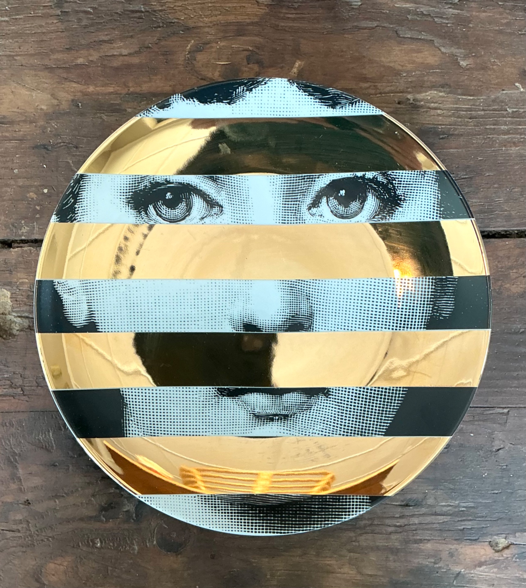Fornasetti Italian Gold Striped Tema e Variazioni Plate - Detail view