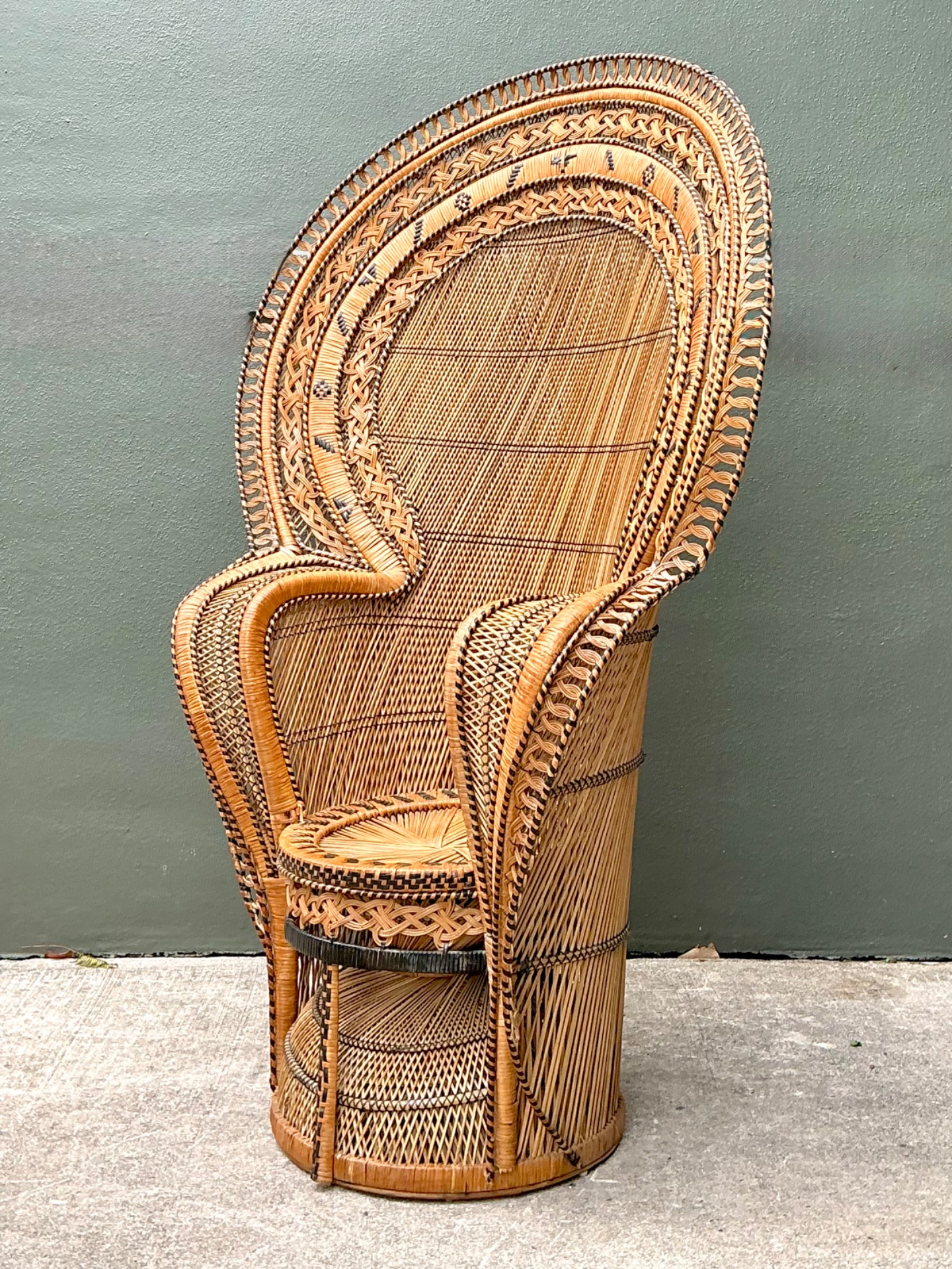 Vintage King Cobra Woven Rattan Peacock Chair - Detail view