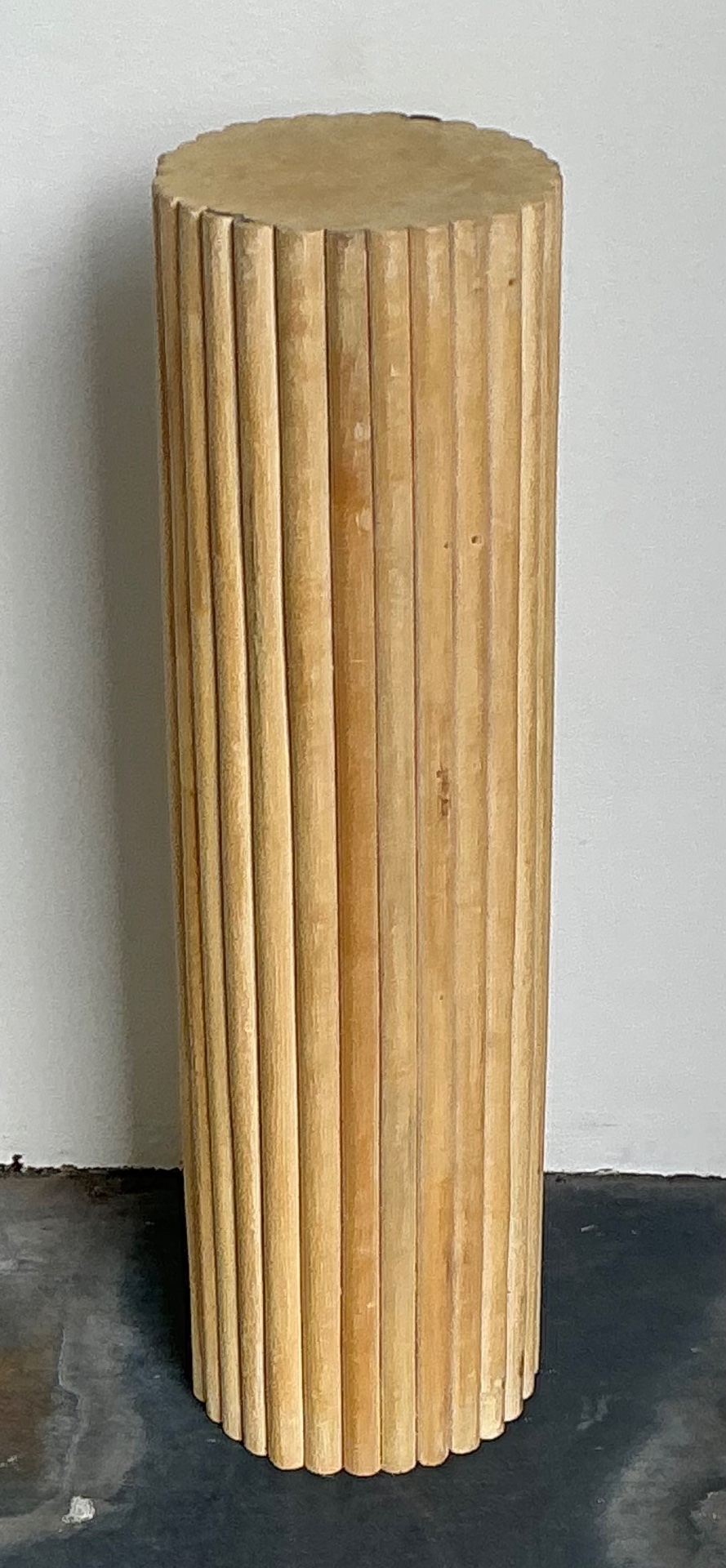 Vintage Ribbed Wood And Rattan Small Pedestal - Detail view