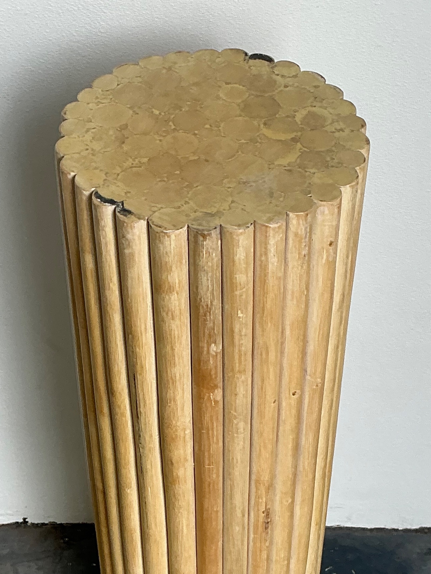 Vintage Ribbed Wood And Rattan Small Pedestal - Top view