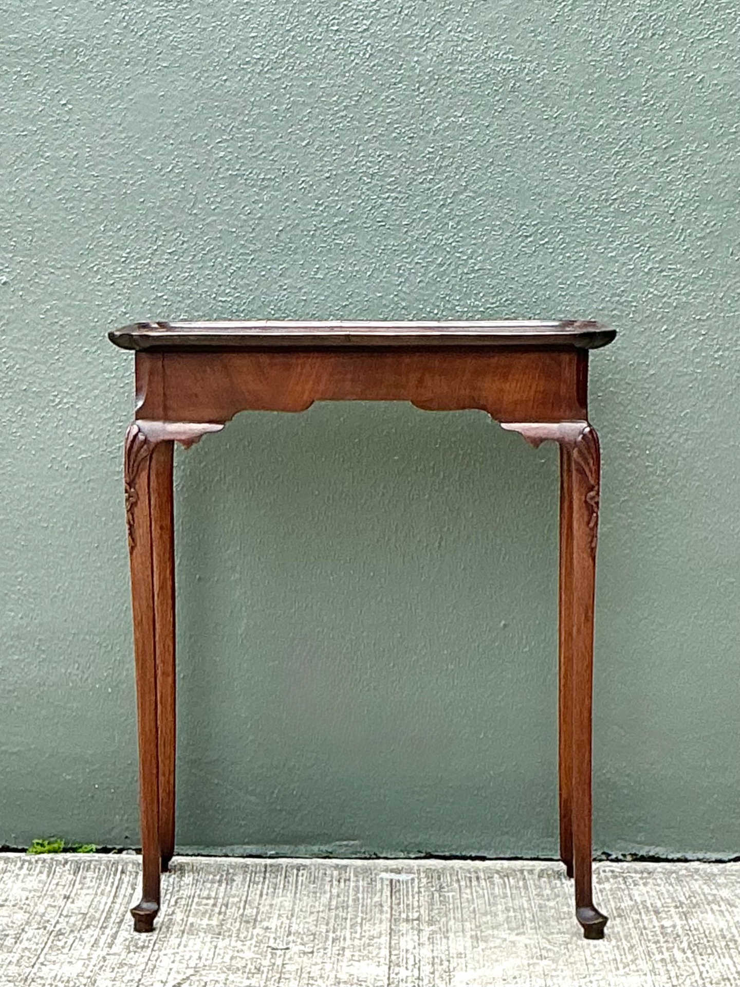 Vintage Queen Anne Tea Table - Detail view