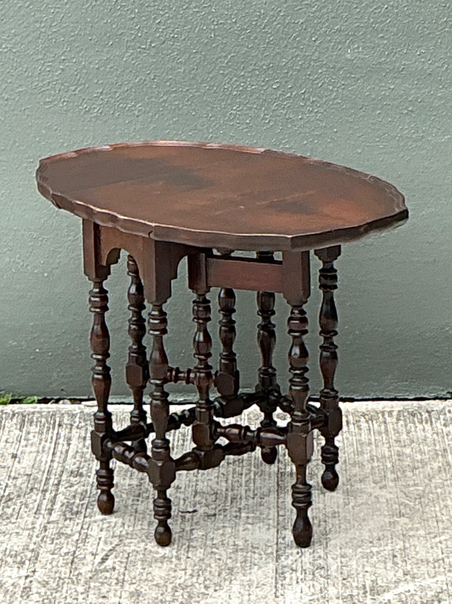 Vintage Turned Leg Drop Leaf Table - Detail view