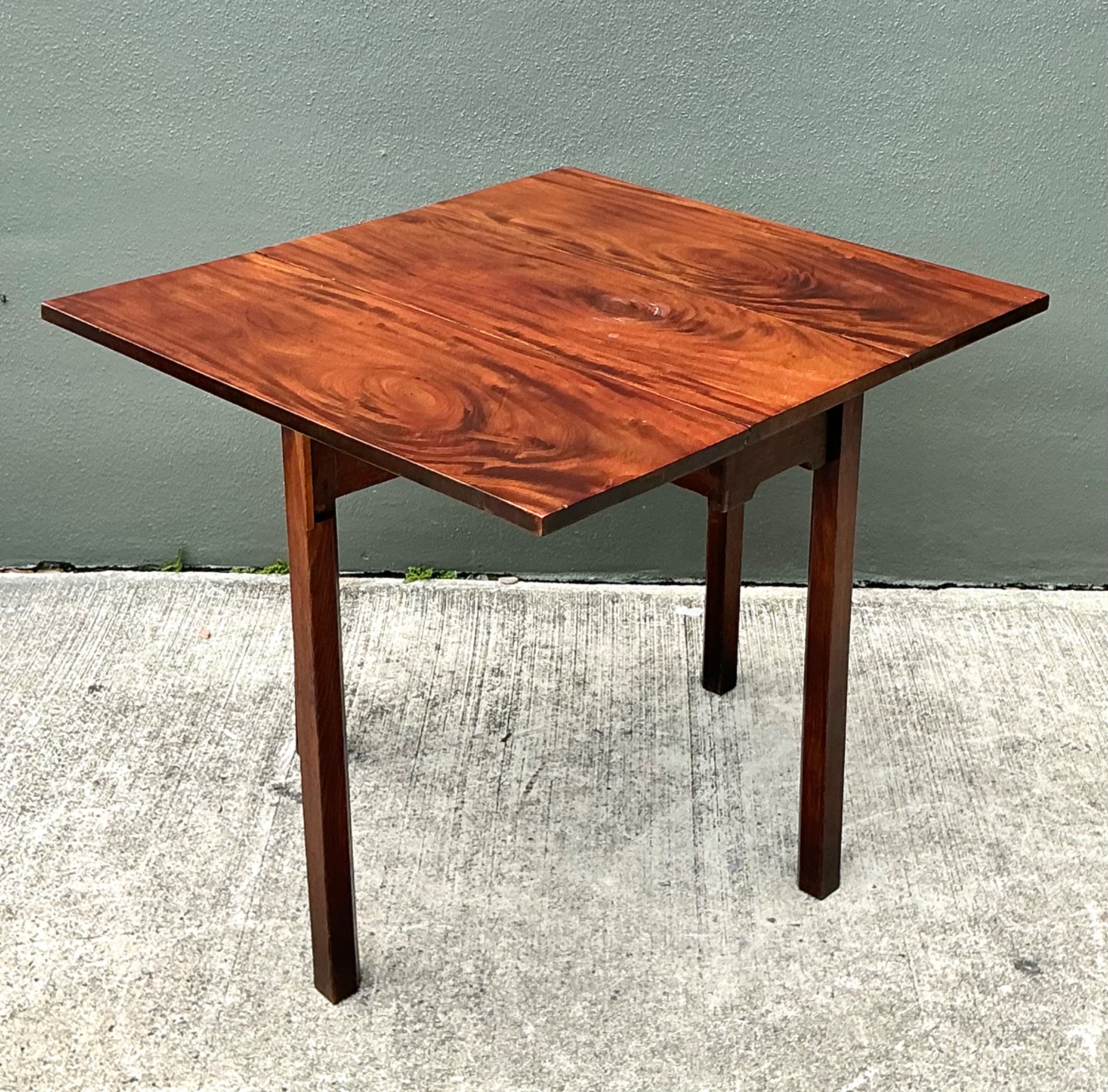 Vintage Mahogany Drop Leaf Table - Detail view