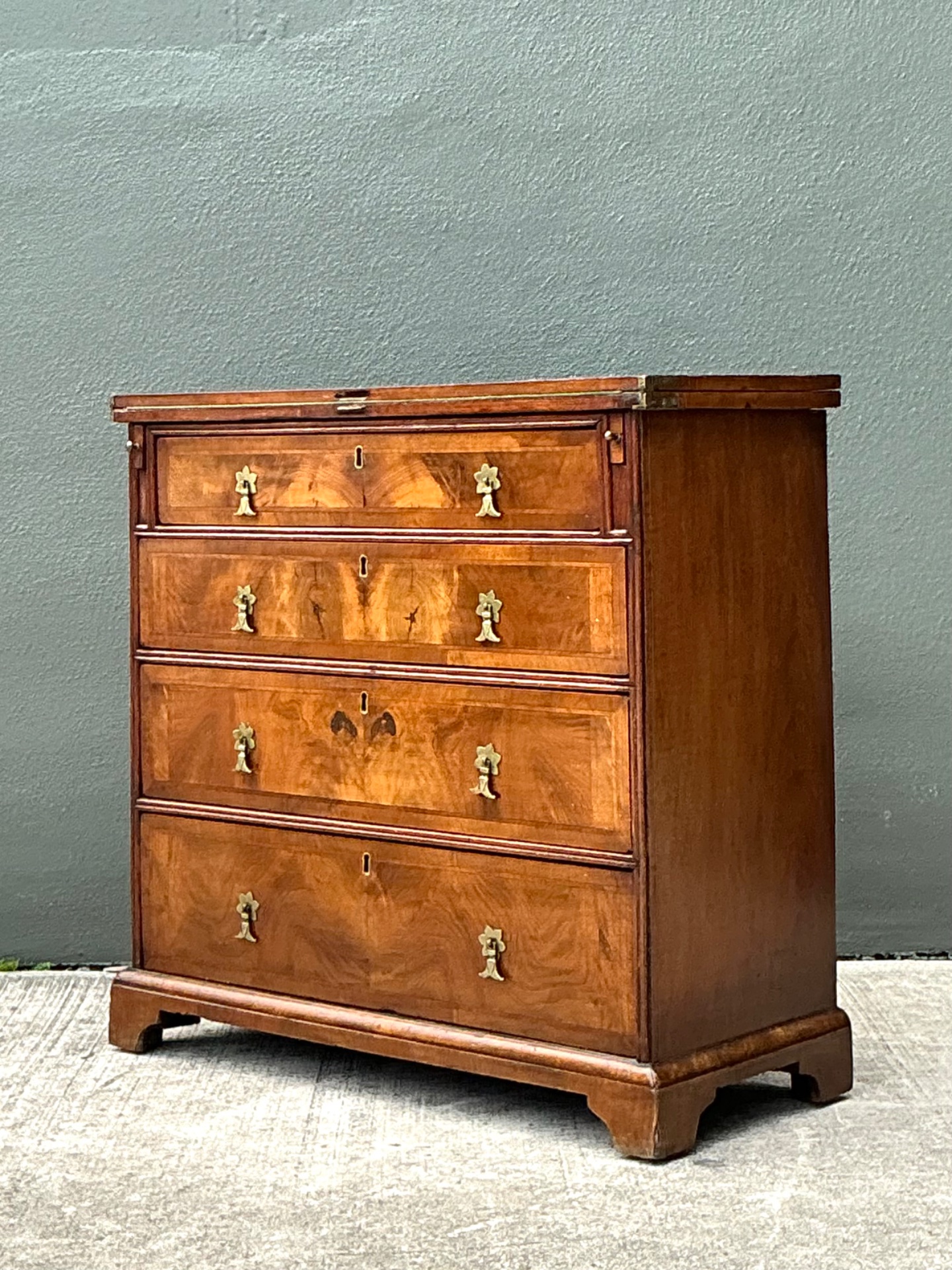 Vintage George 1st Flip Top Bachelors Chest - Detail view