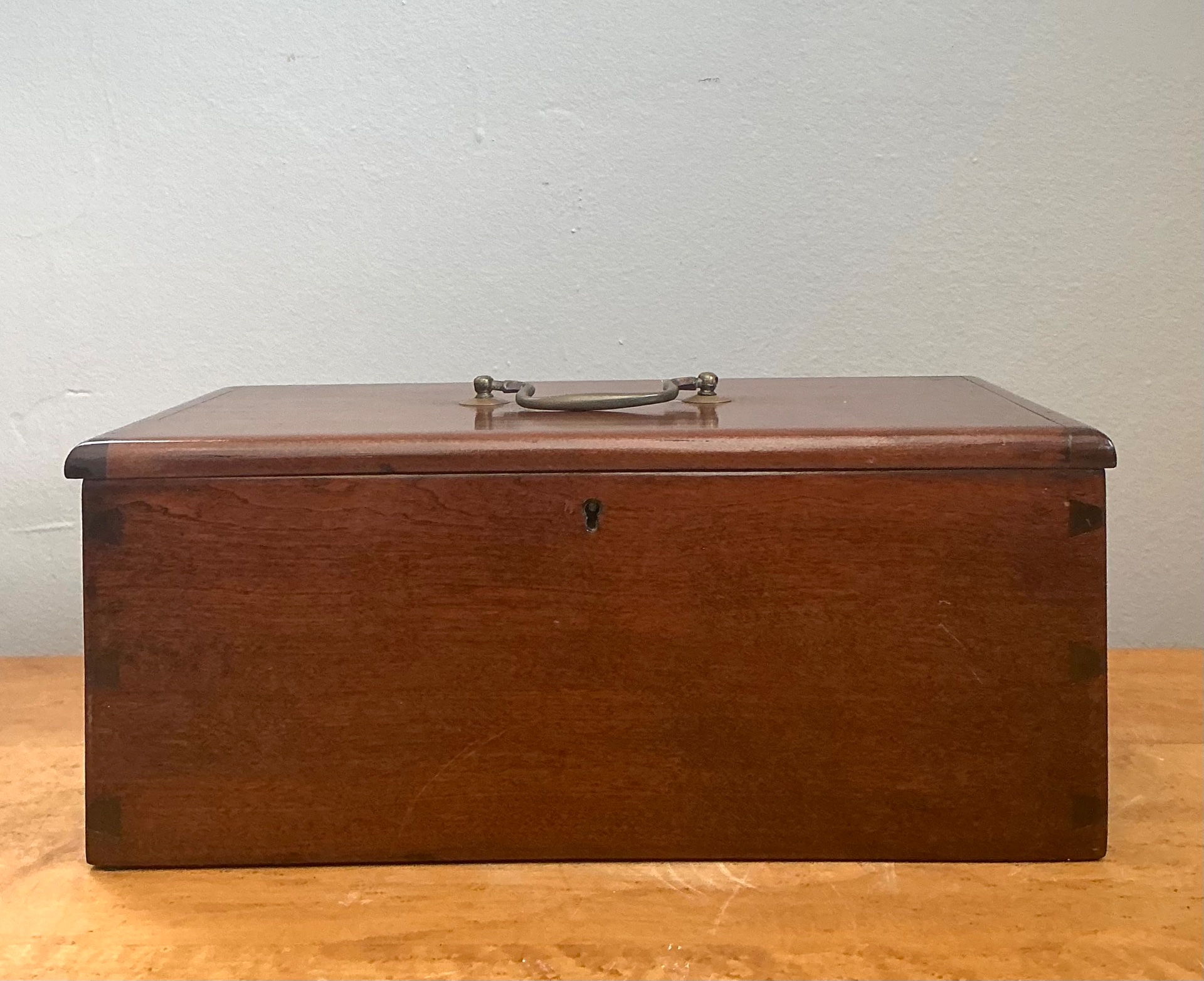Vintage Keyhole Wooden Box - Detail view