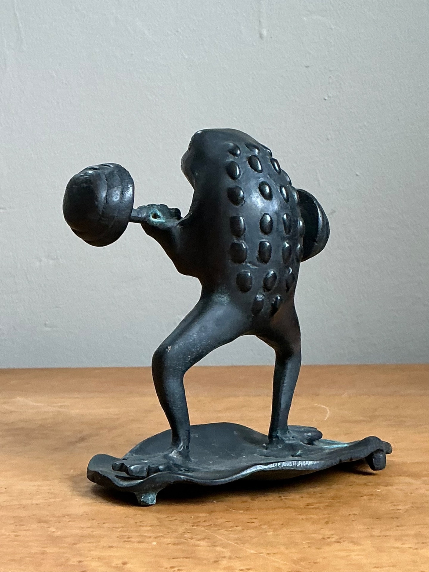 Vintage Frog Lifting Weights Bronze Figurine - Detail view