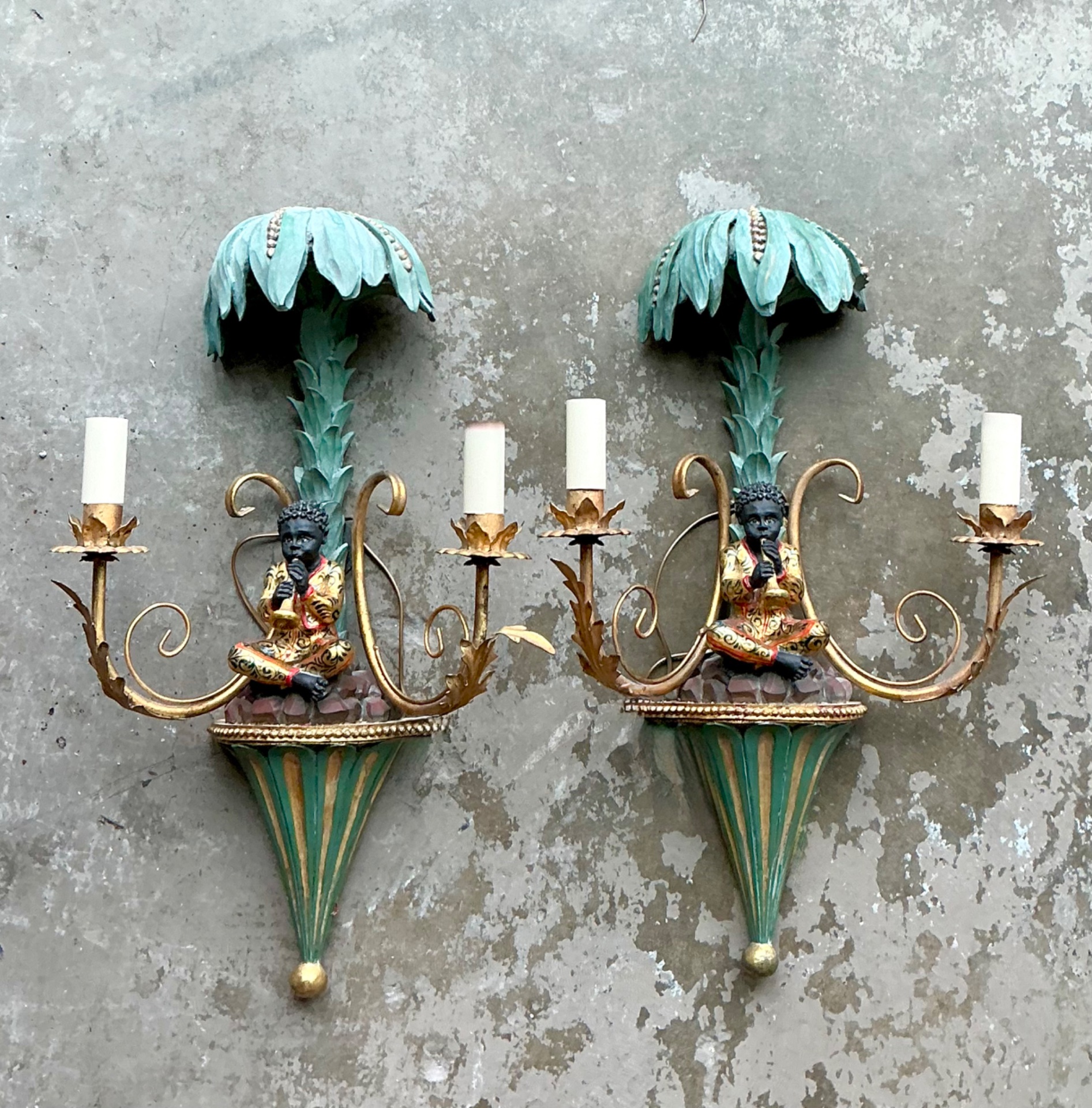 Vintage Regency Blackamoor Tole Sconces - A Pair - Detail view