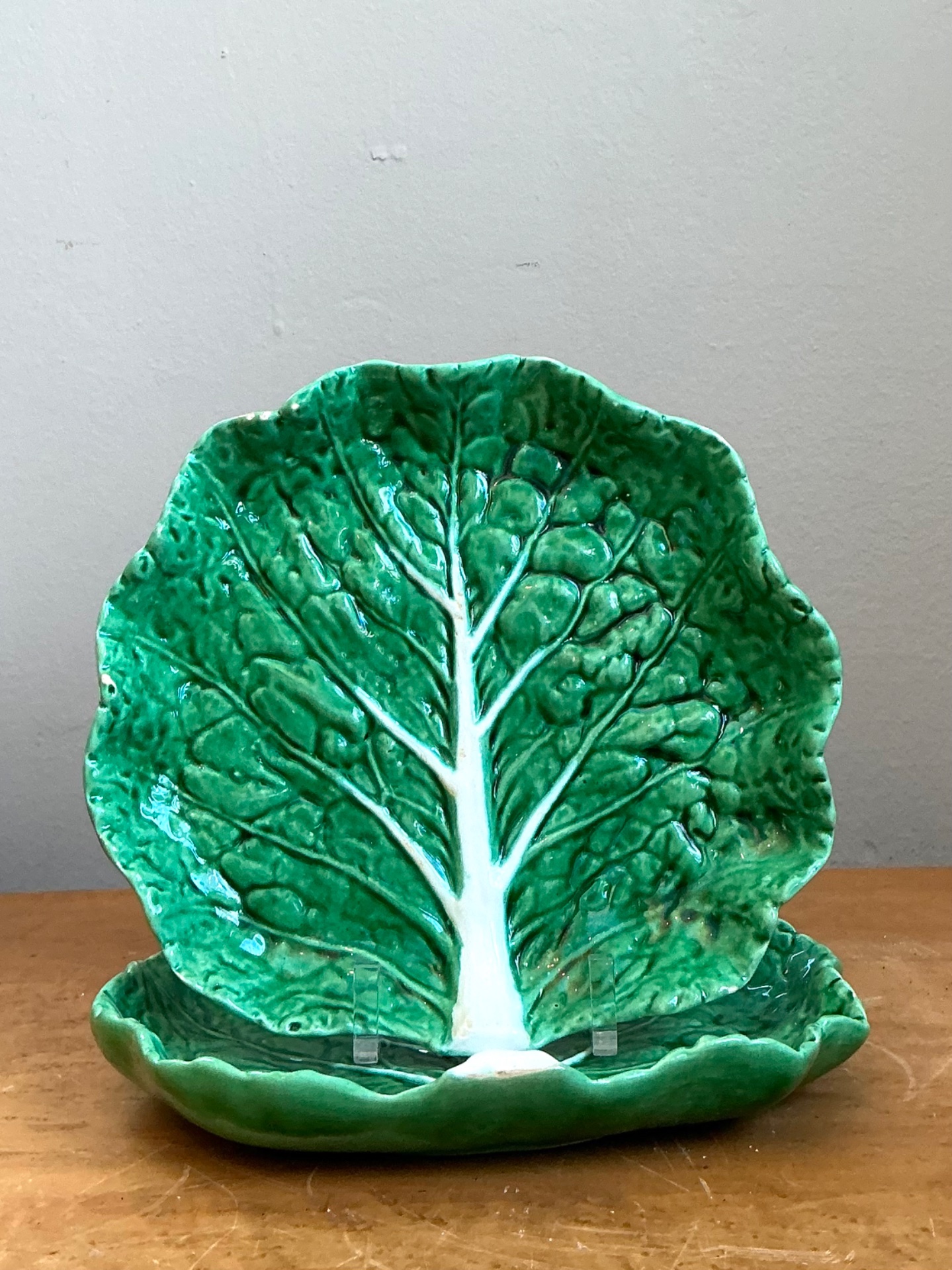 Vintage Bordallo Pinheiro Green Cabbage Leaf Plate - Detail view