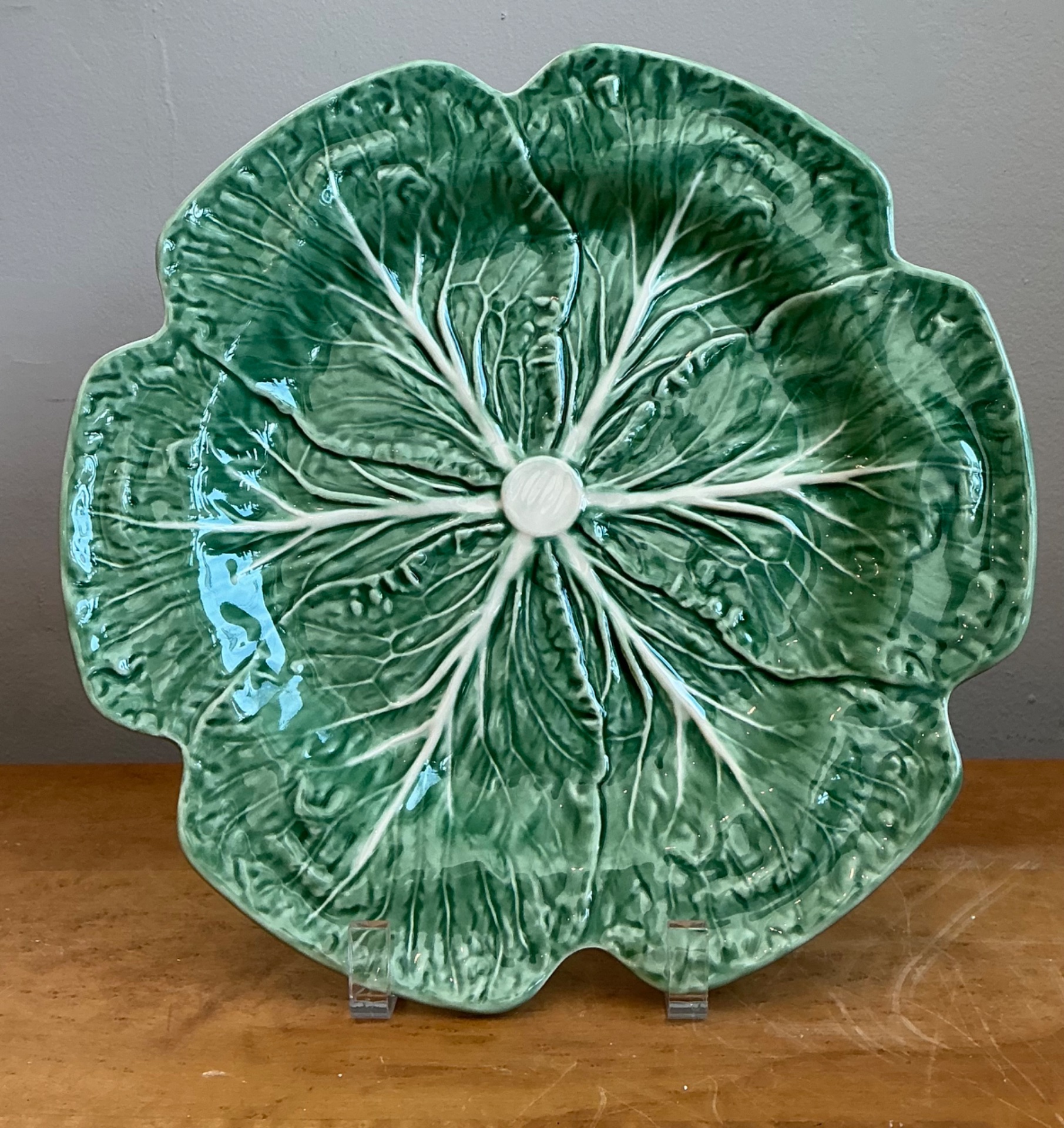 Vintage Bordallo Pinheiro Green Cabbage Leaf Dinner Plates - Set Of Three - Detail view