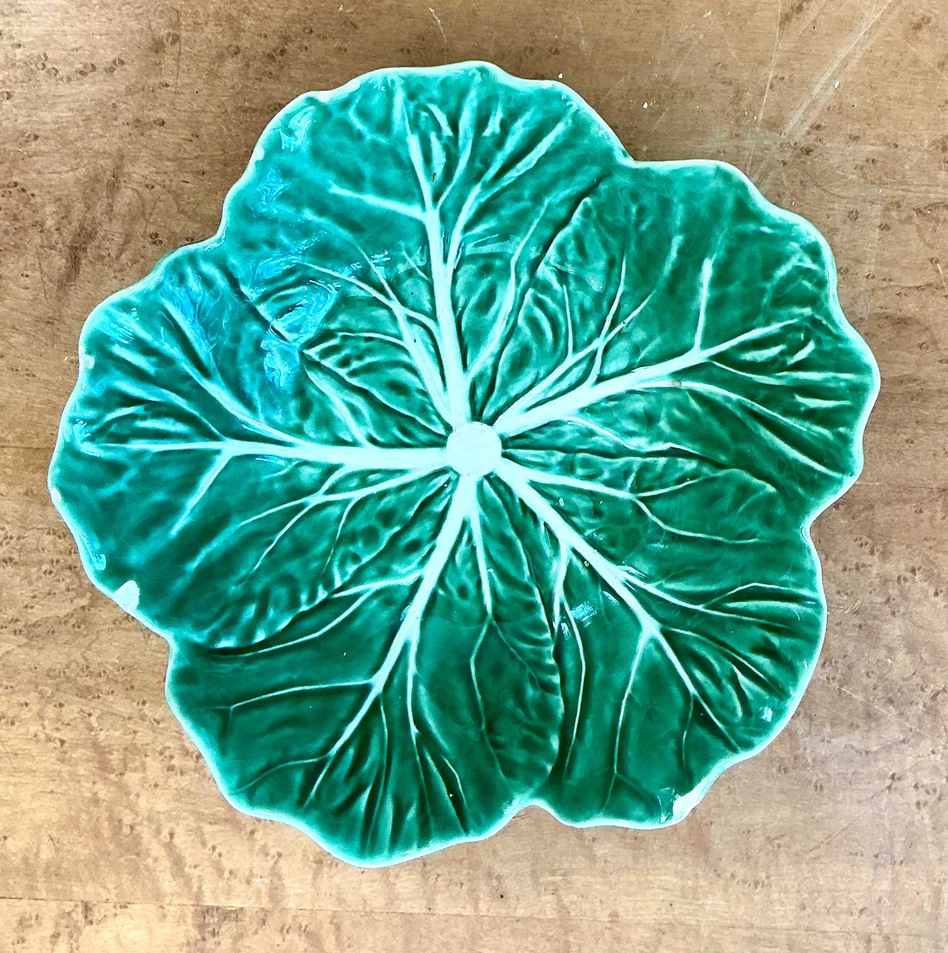 Vintage Bordallo Pinheiro Green Cabbage Leaf Bowl - Detail view