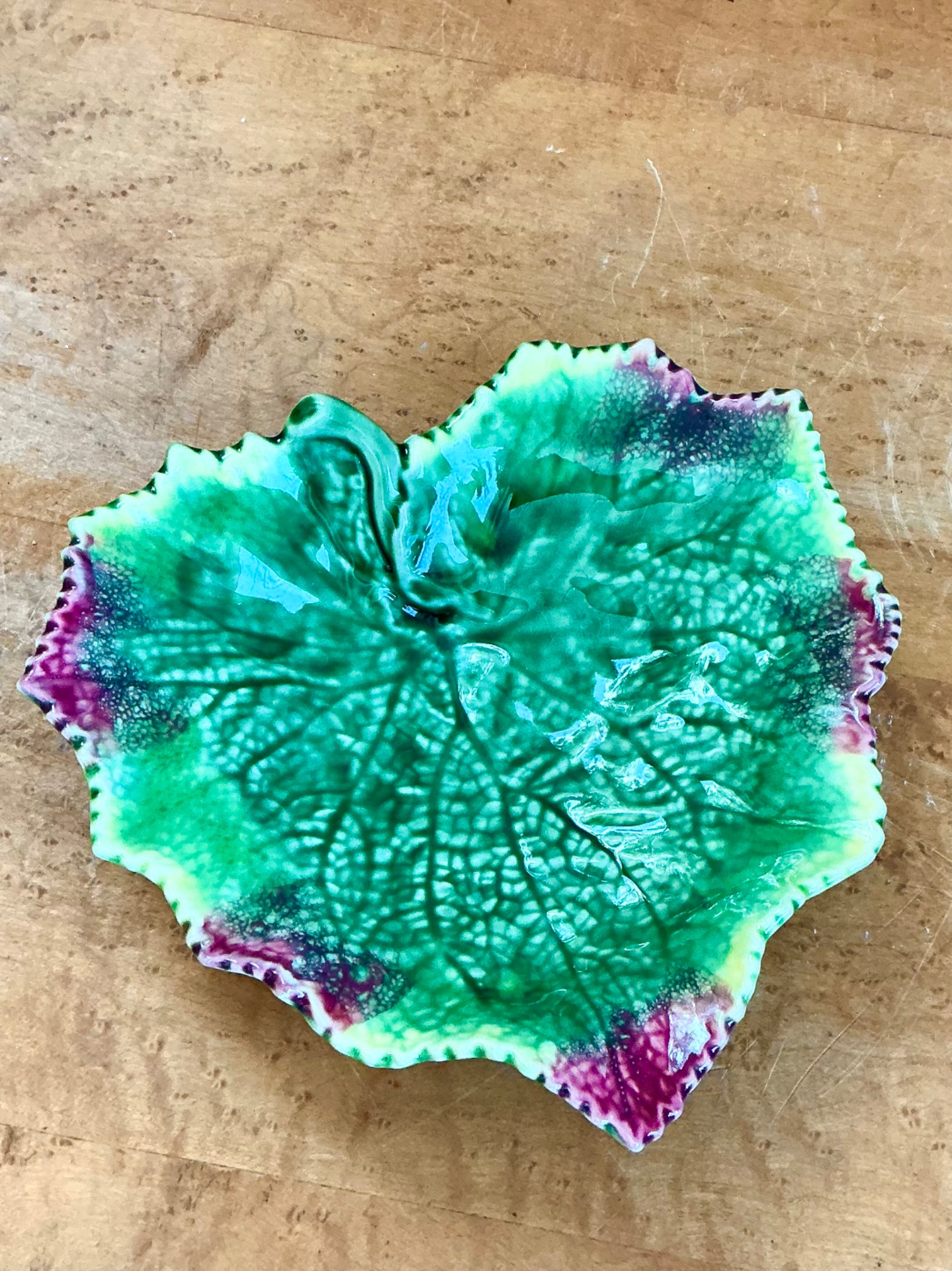 Vintage Bordallo Pinheiro Green Majolica Leaf Plates Trio - Detail view