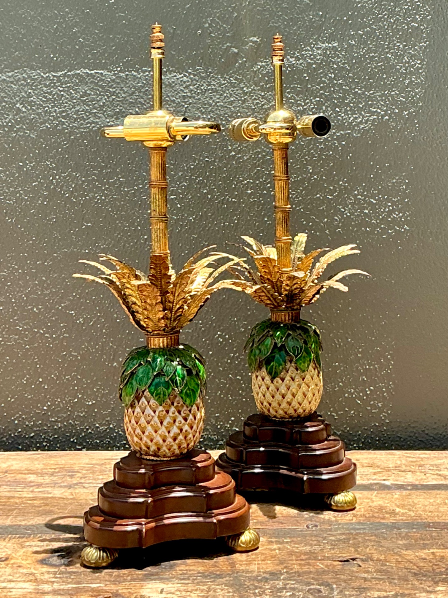 Vintage Frederick Cooper Enamel Pineapple Lamps - A Pair - Detail view