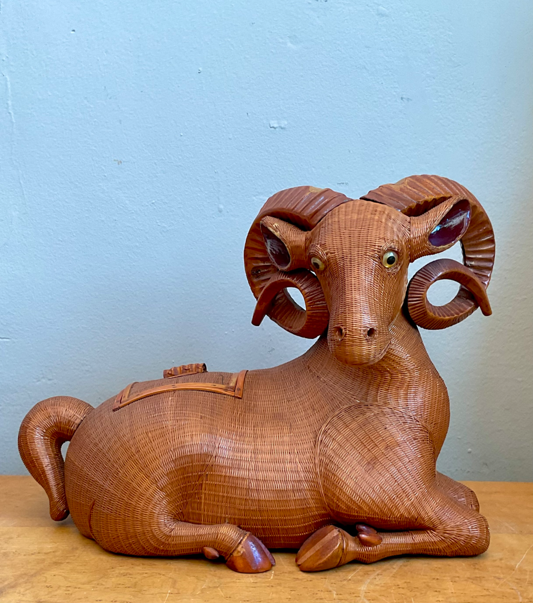Vintage Shanghai Weave Curly Horn Ram Box - Top view