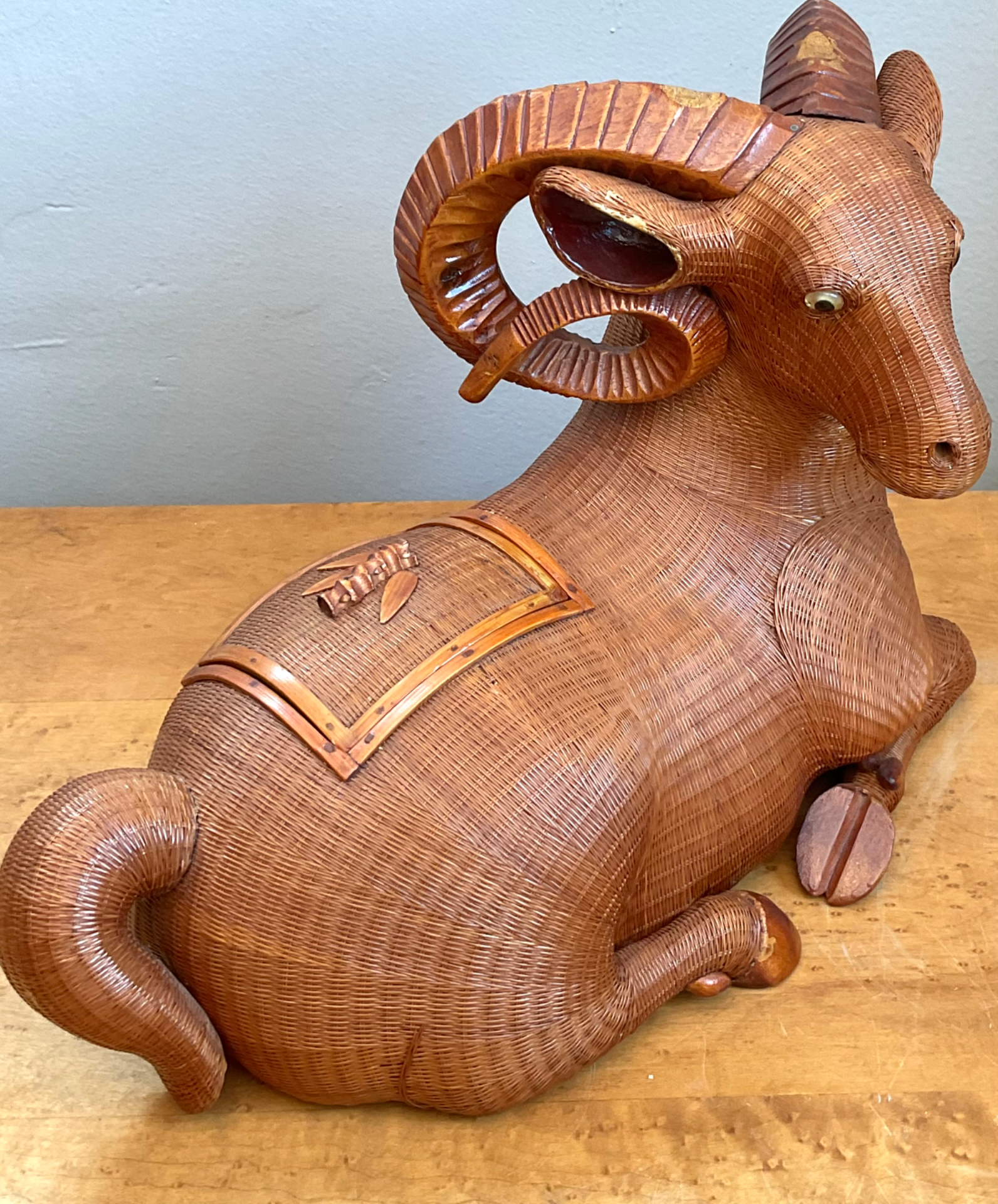 Vintage Shanghai Weave Curly Horn Ram Box - Back view