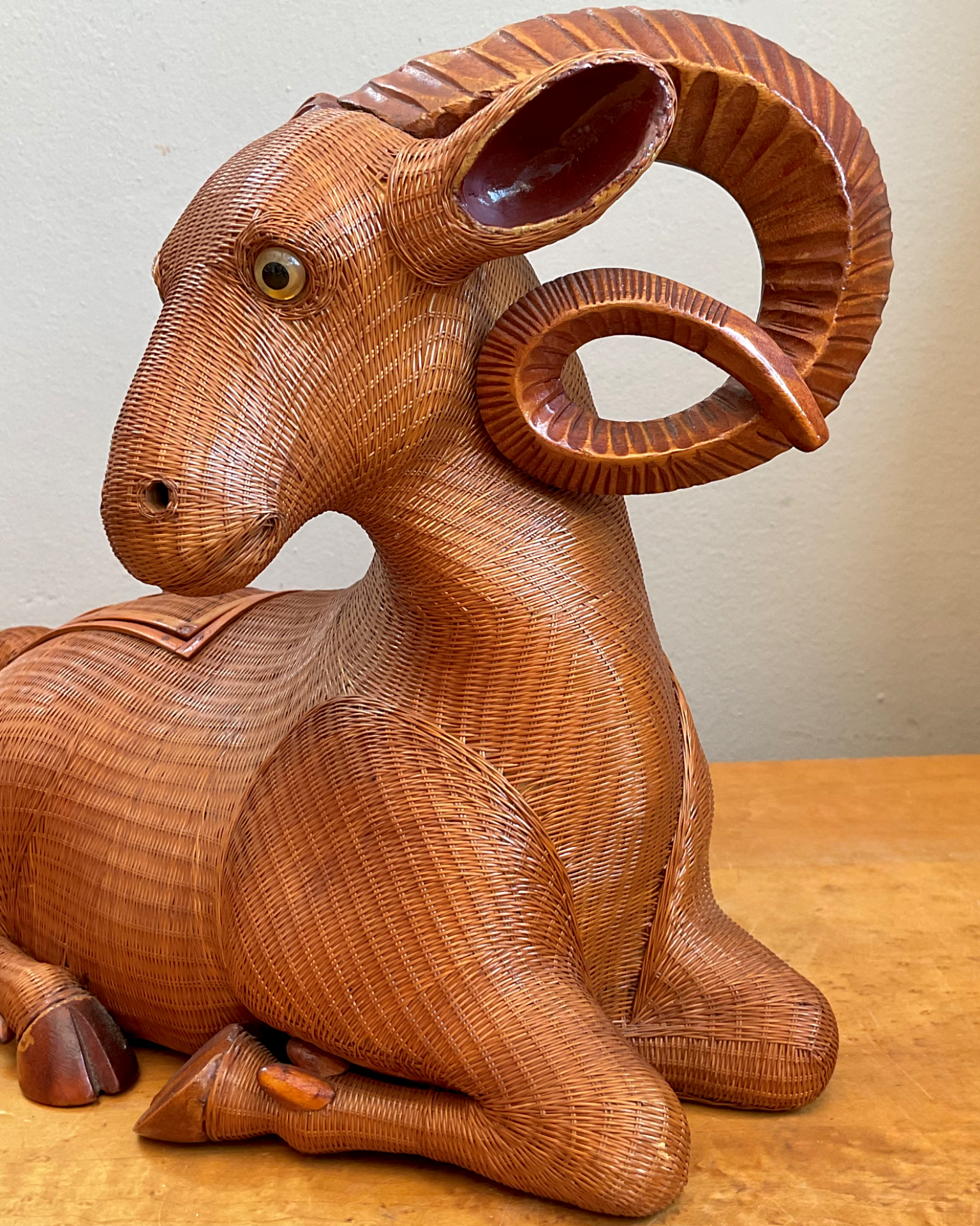 Vintage Shanghai Weave Curly Horn Ram Box - Detail view