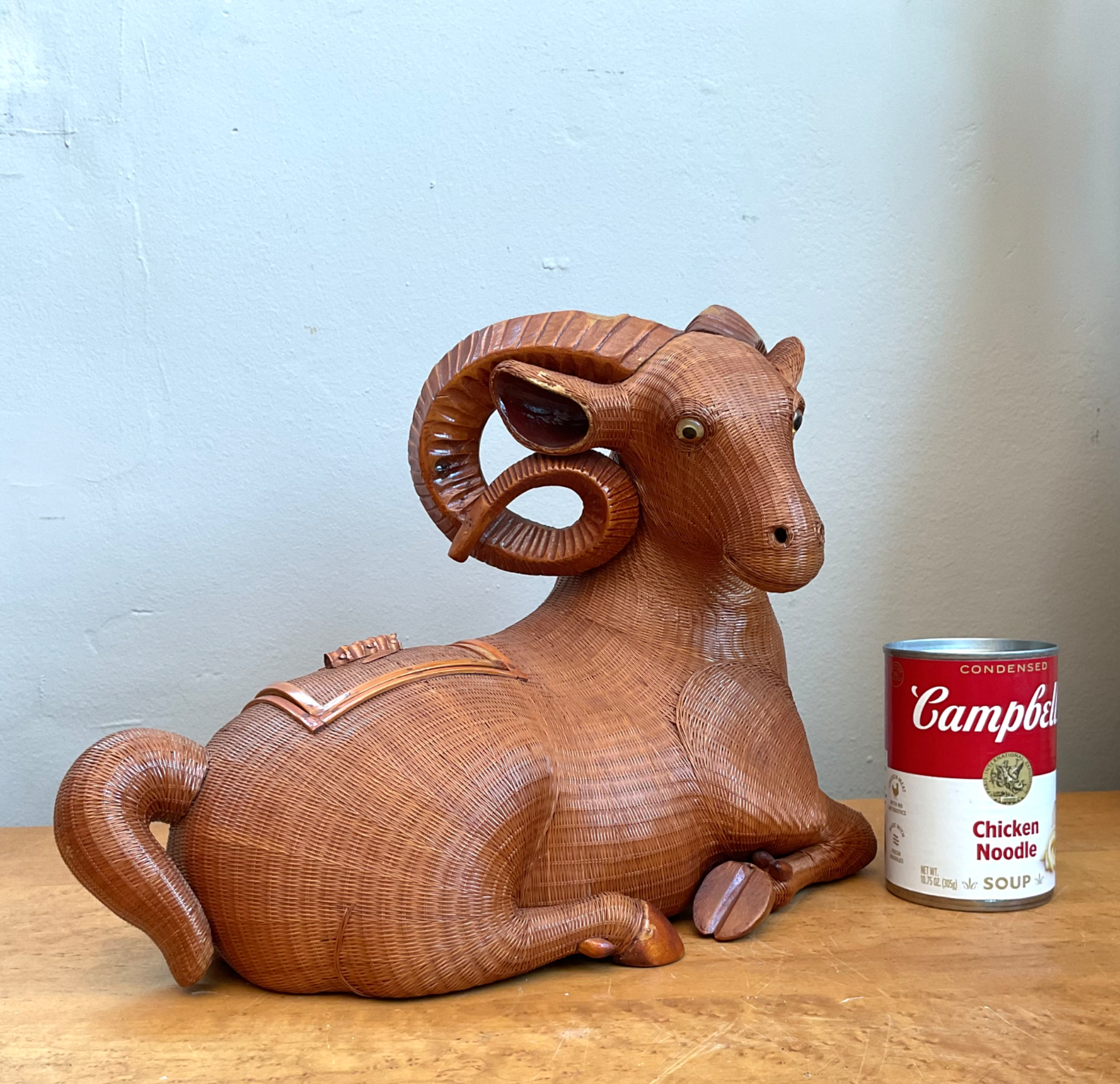 Vintage Shanghai Weave Curly Horn Ram Box - Side view