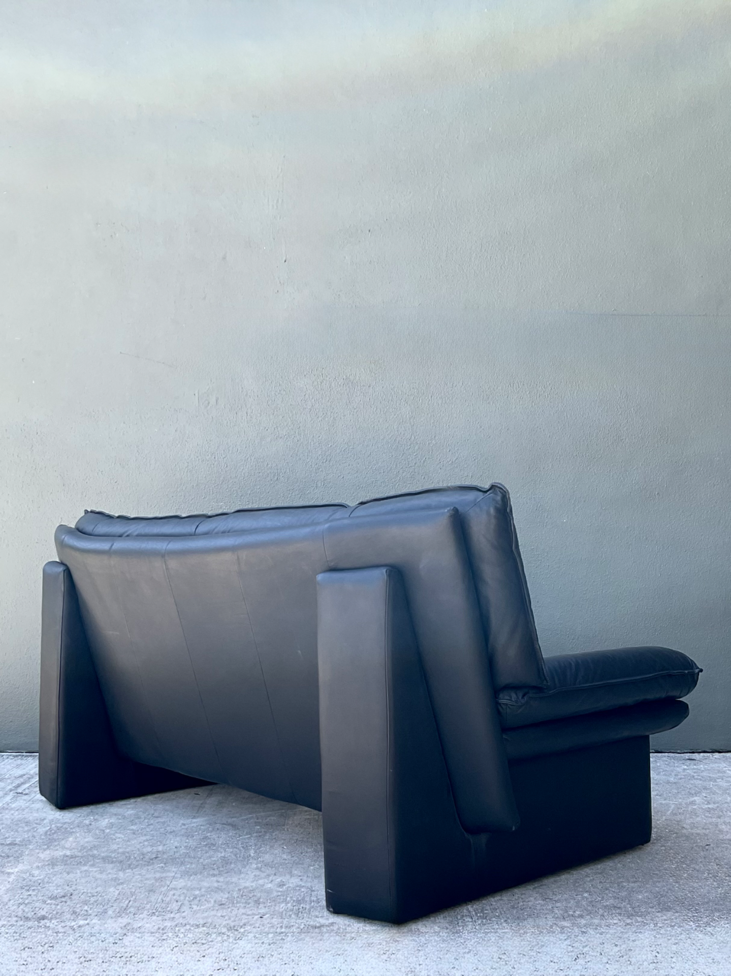 Vintage Nicoletti Salotti Black Leather Sofa - Detail view