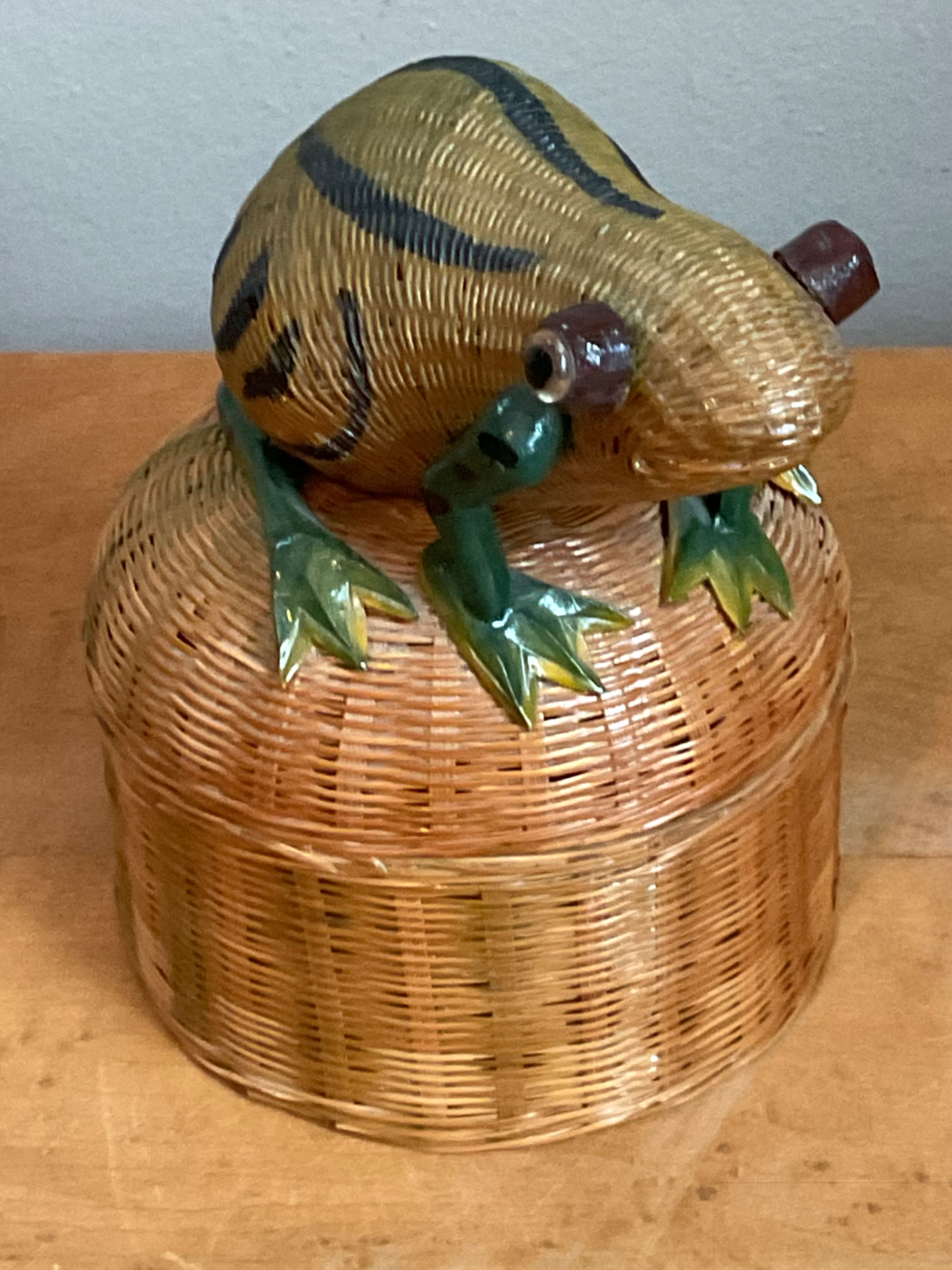 Vintage Shanghai Weave Frog Basket - Back view