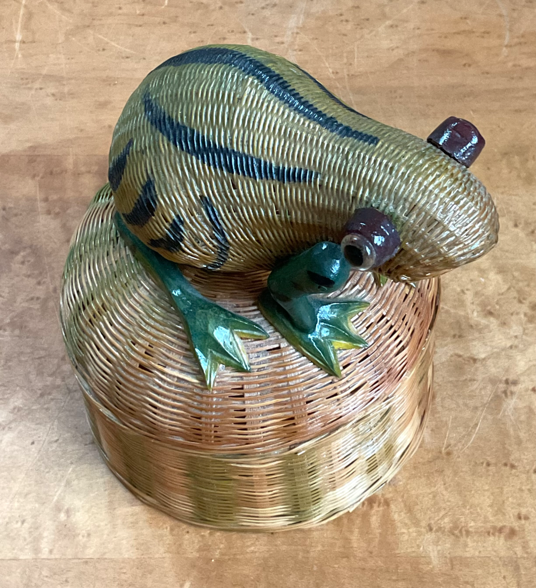 Vintage Shanghai Weave Frog Basket - Detail view