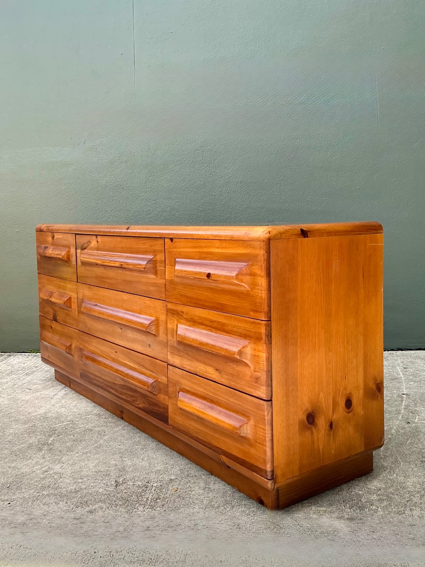 Vintage MCM Knotty Pine Dresser - Detail view