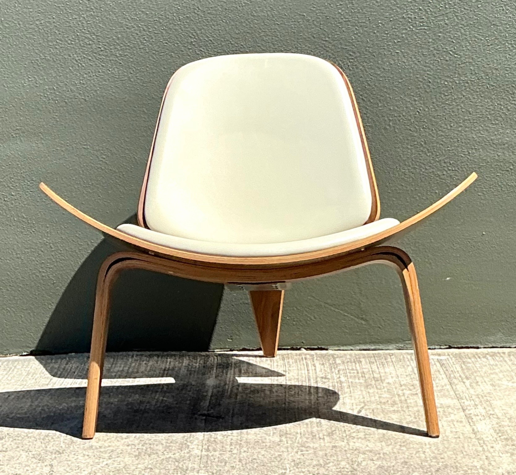 Vintage Hans Wegner-Style Lounge Chair - Side view