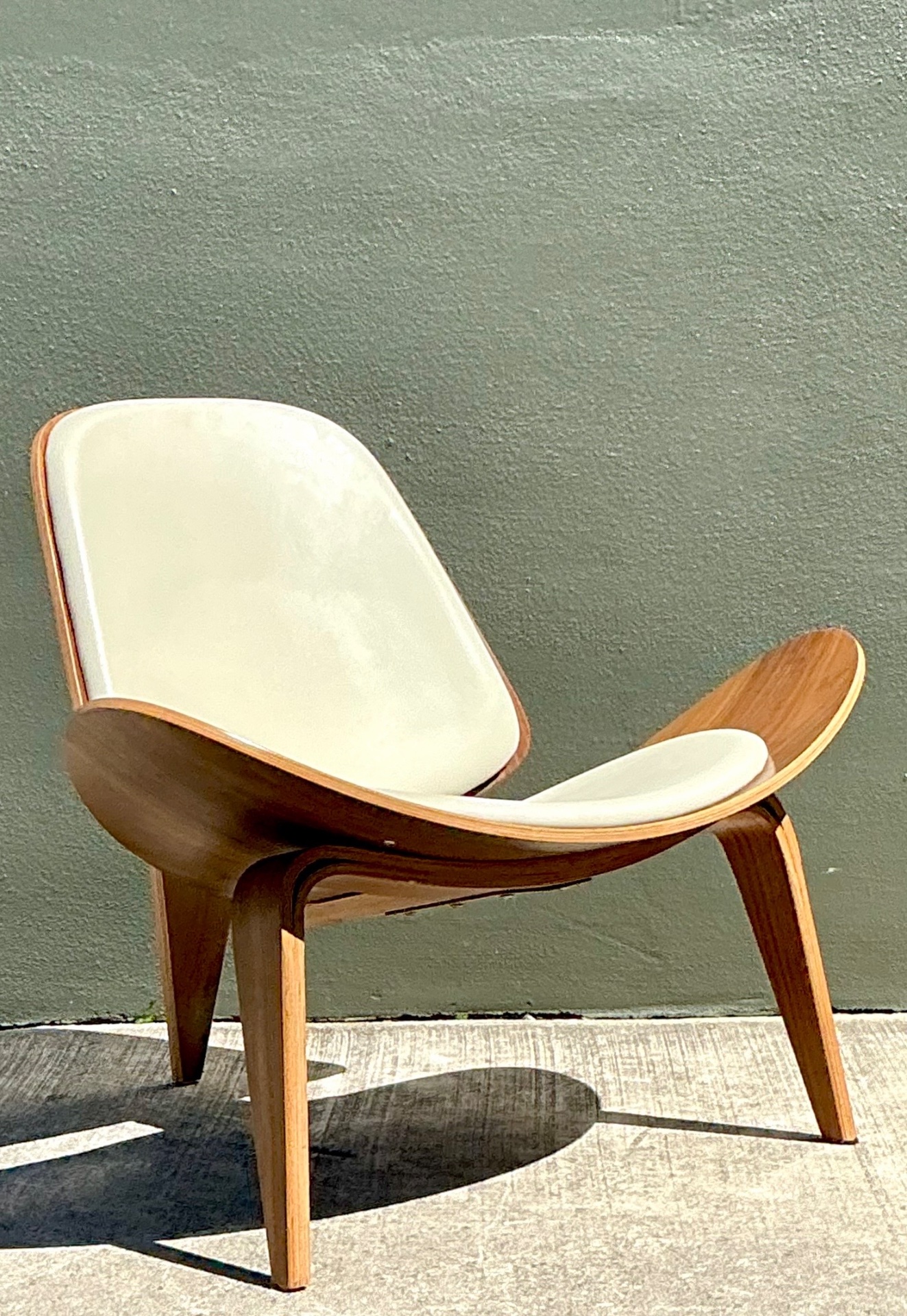 Vintage Hans Wegner-Style Lounge Chair - Detail view