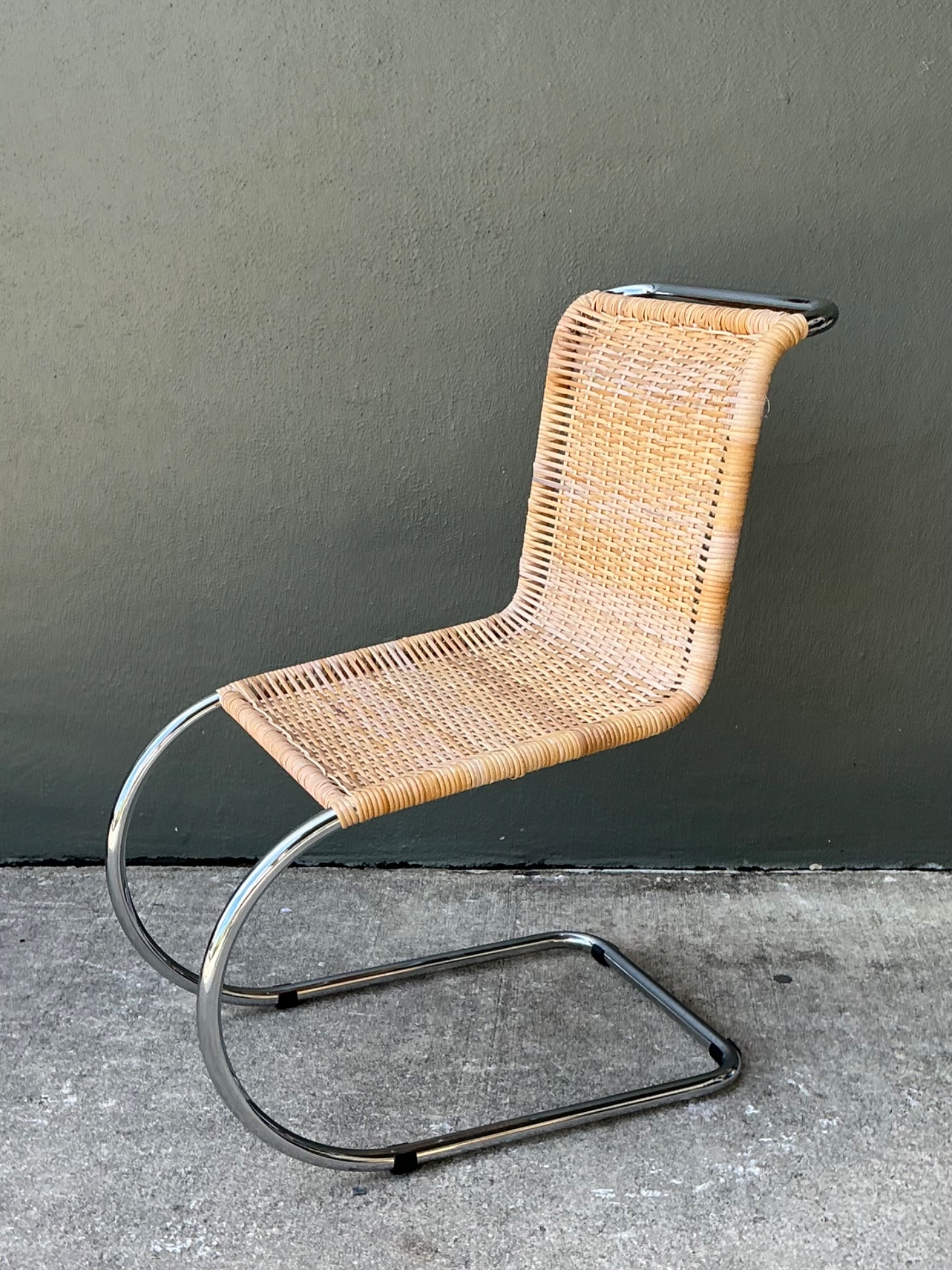Vintage Mies Van Der Rohe For Knoll Cantilevered Chrome And Rattan MR Chair - Detail view