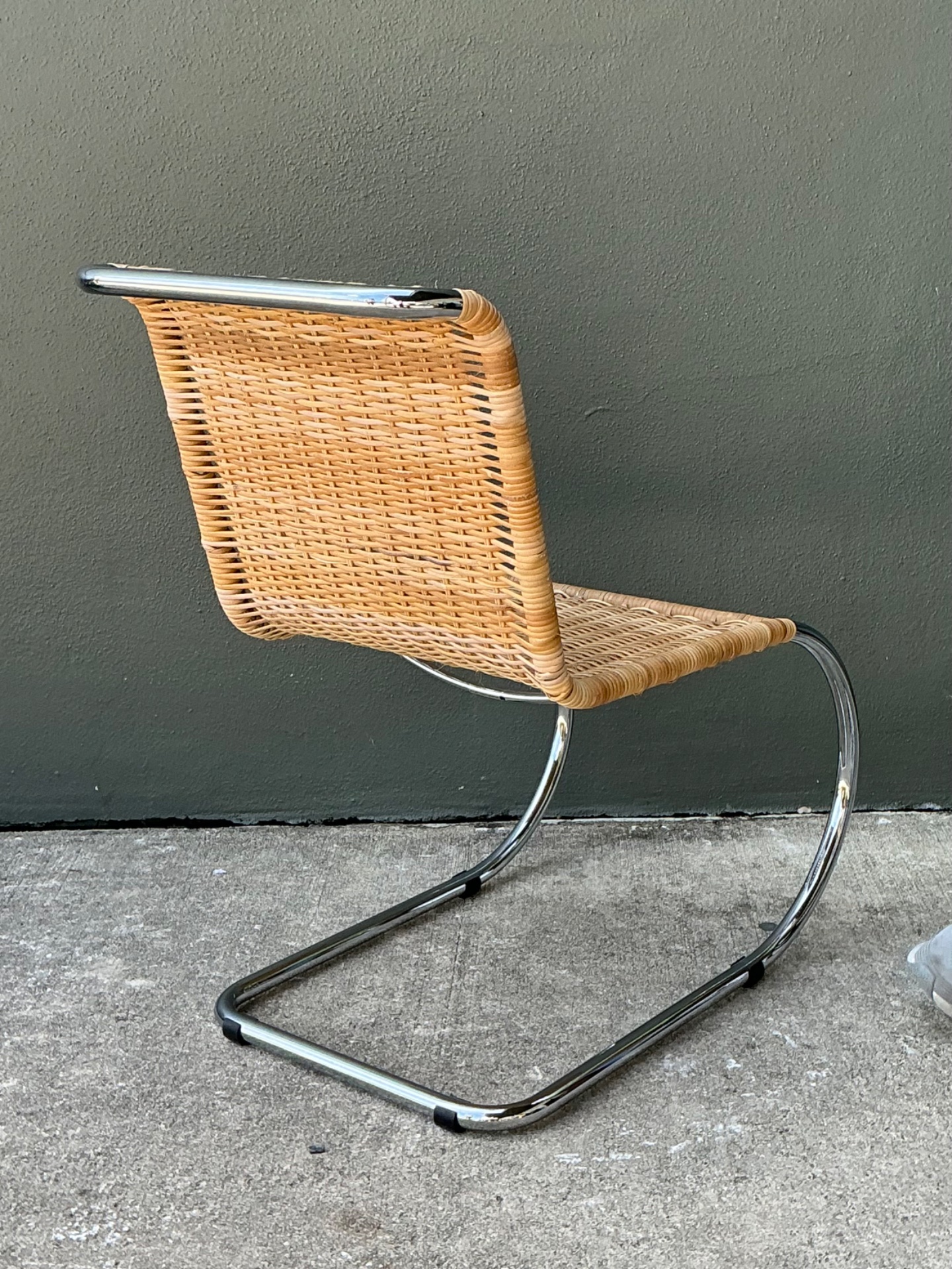 Vintage Mies Van Der Rohe For Knoll Woven Rattan Cantilevered Chair - Detail view