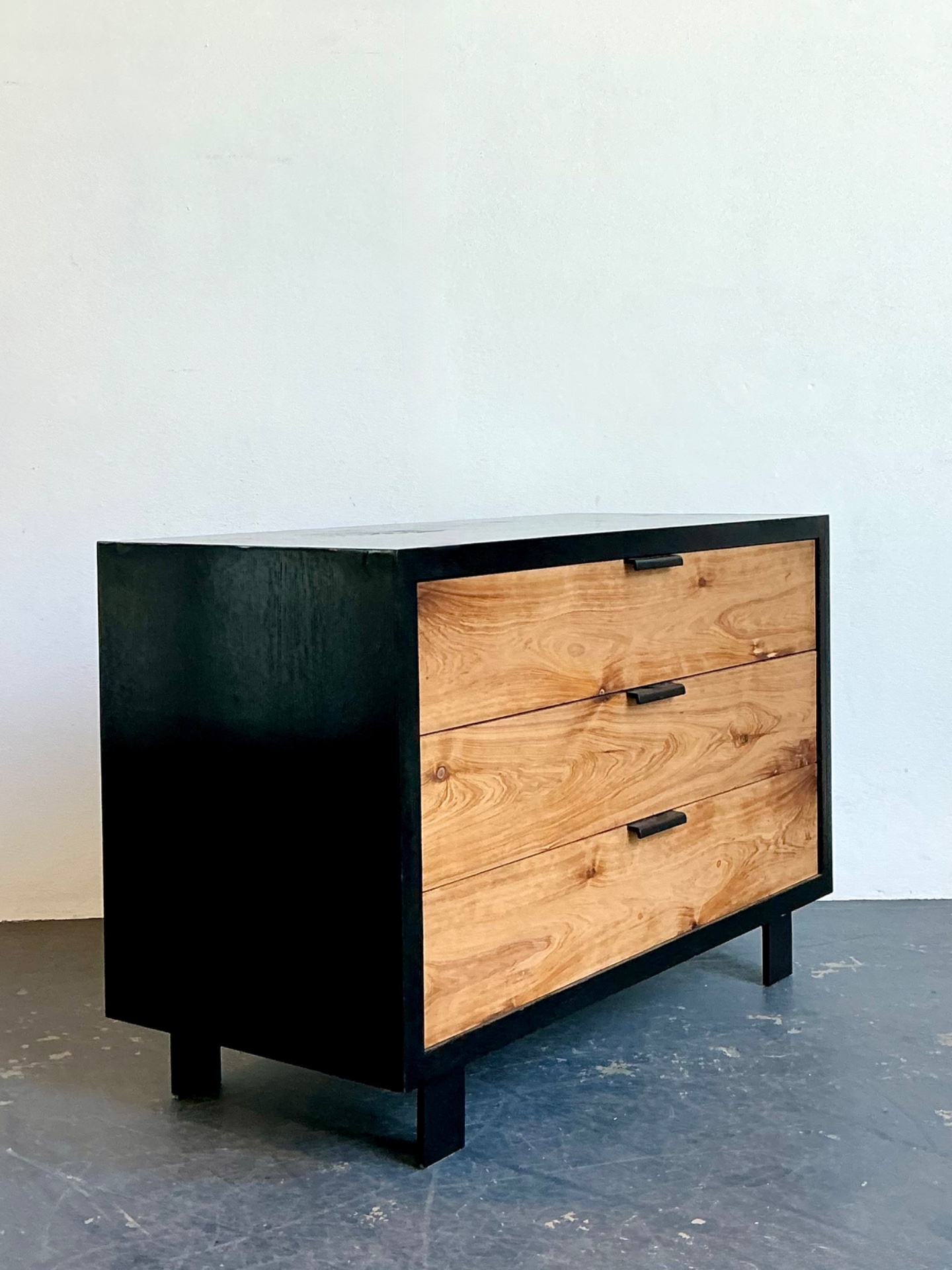 Vintage EJ Victor Modernist Chest Of Drawers - Detail view
