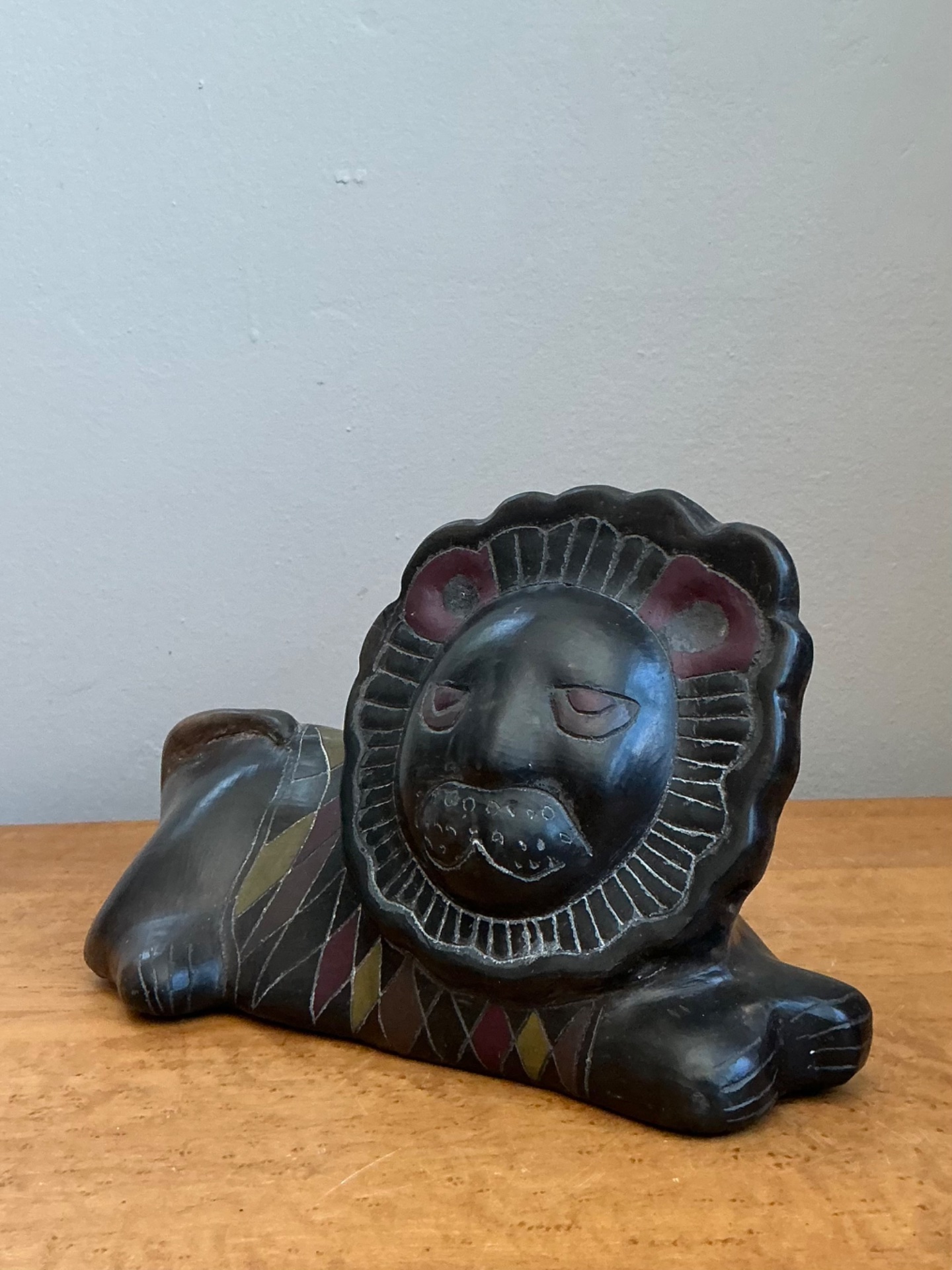 Vintage Handcrafted Ceramic Lion Sculpture - Detail view
