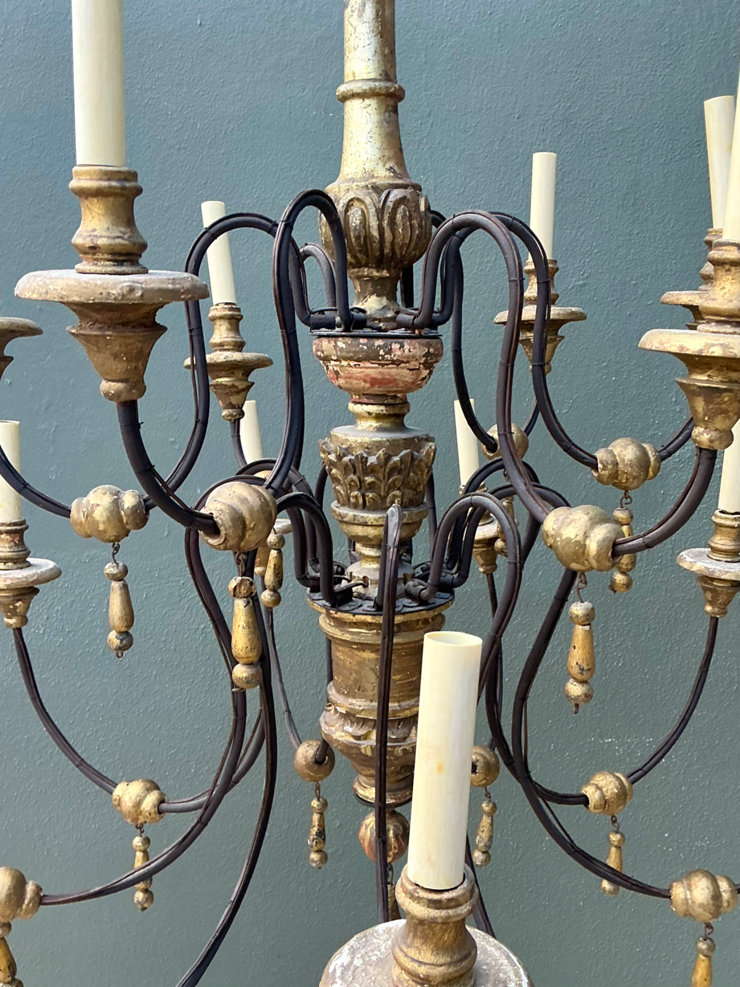 Vintage Gilt Wood and Metal Twelve-Light Chandelier - Detail view