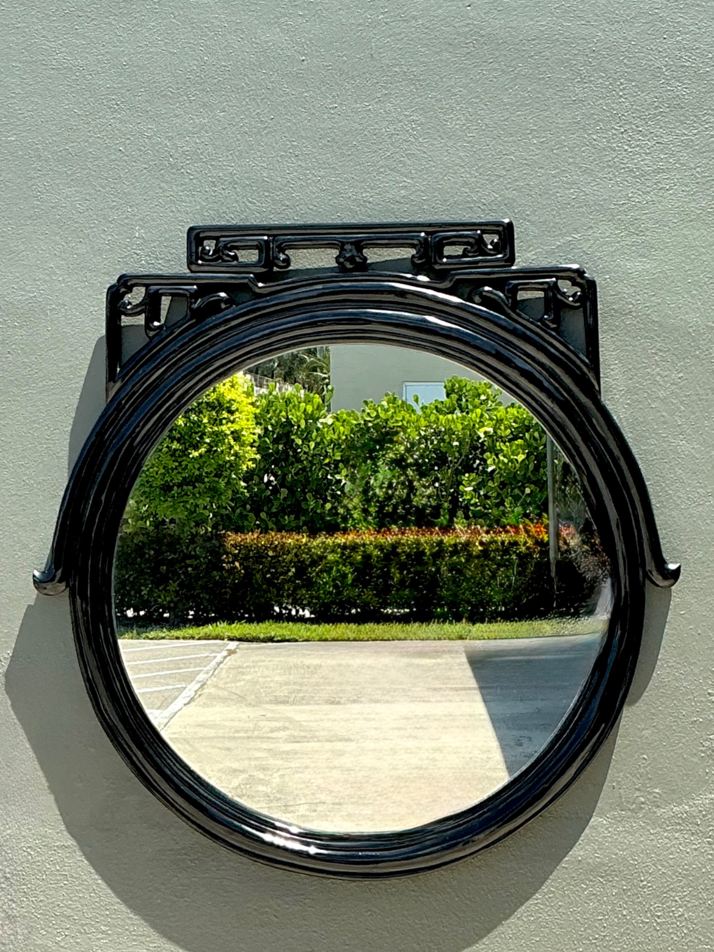 Vintage Black Lacquered Fretwork Round Wall Mirror - Detail view