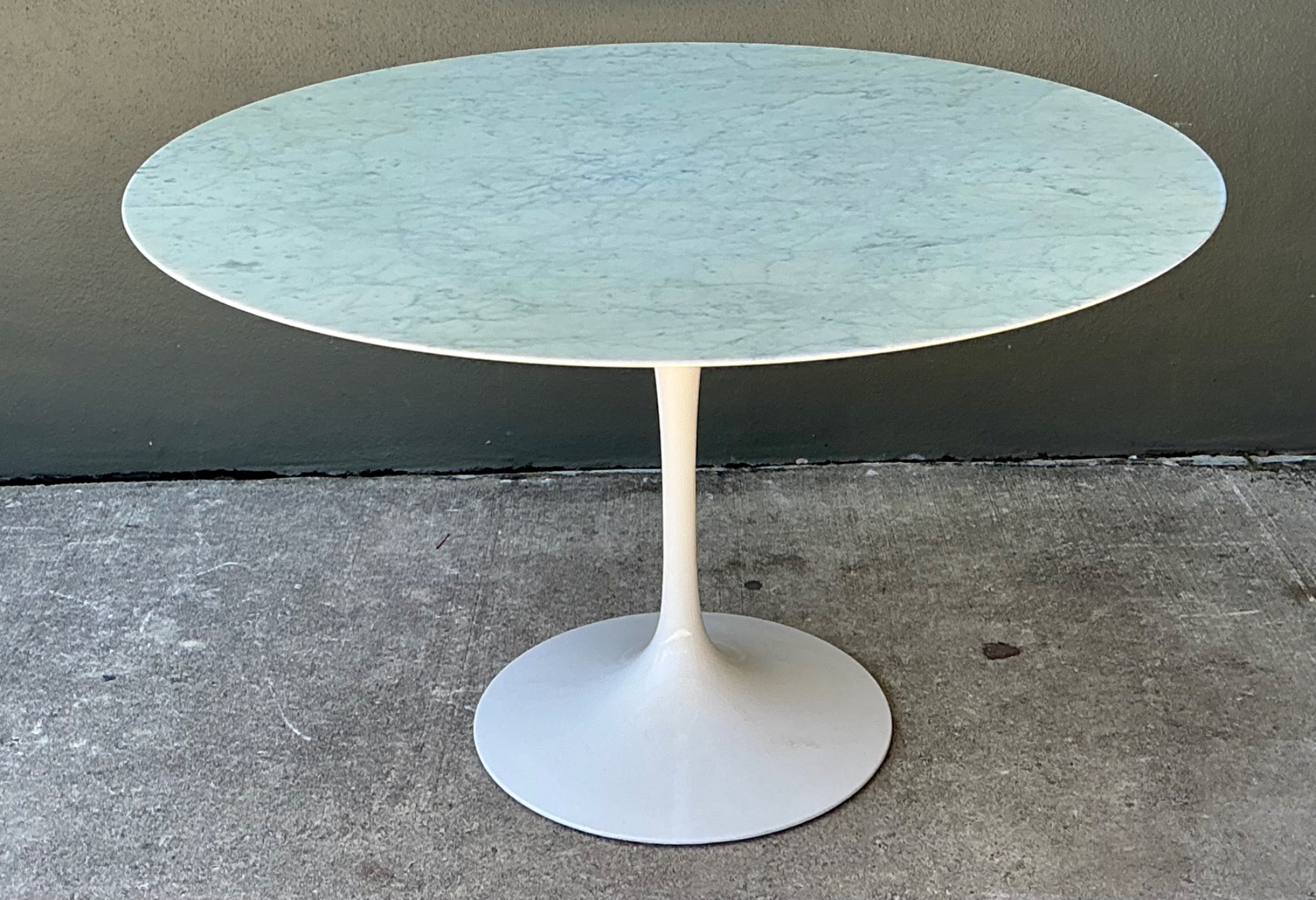Eero Saarinen for Knoll Marble Top Tulip Table - Detail view