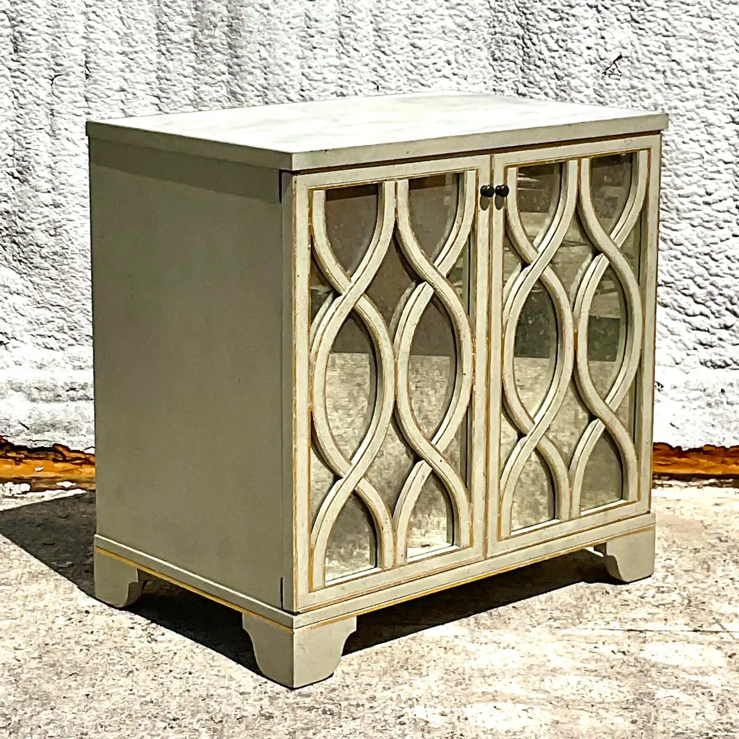 Late 20th Century Vintage Regency Gilt Tipped Cabinet - Detail view