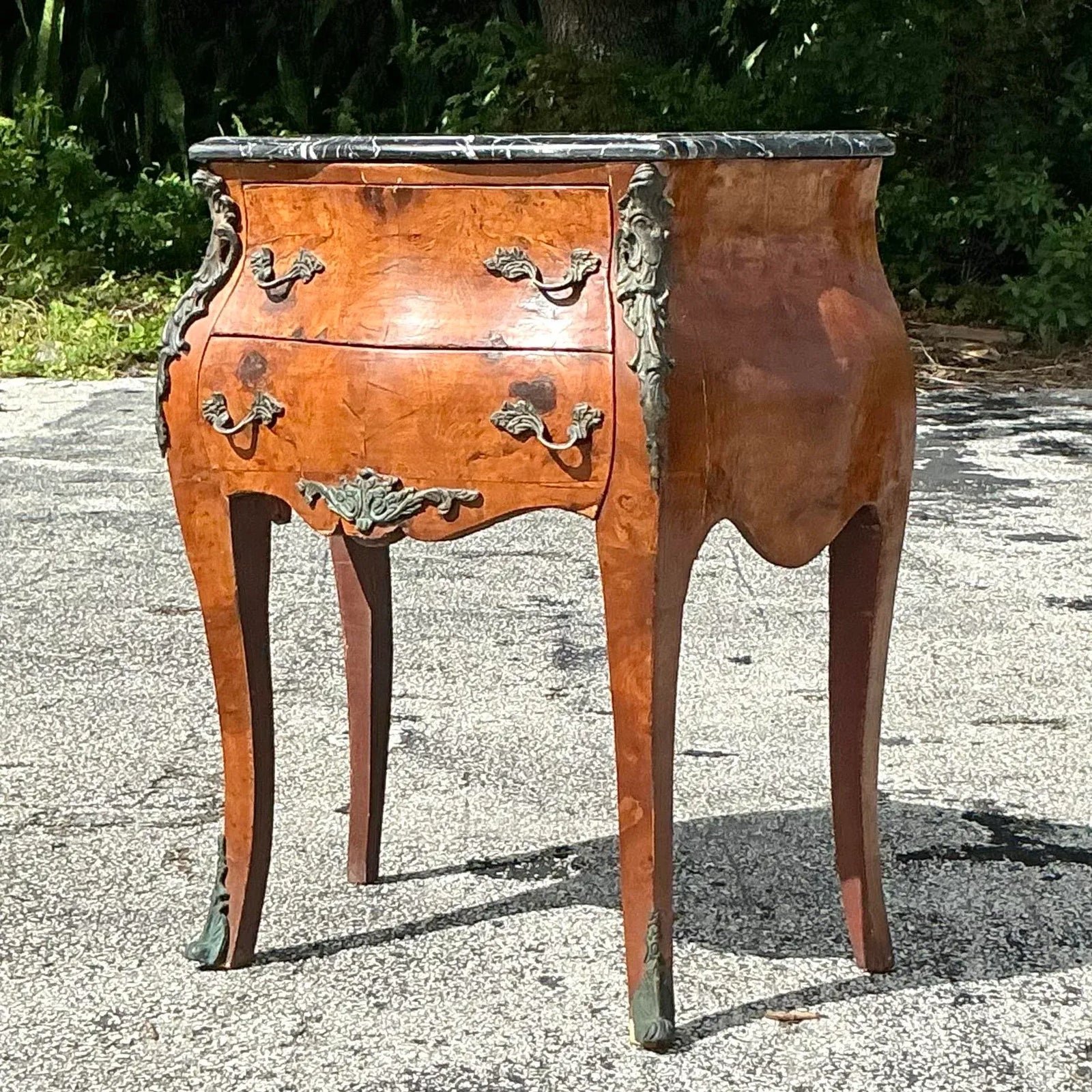 Mid 20th Century Vintage Regency Burl Wood and Ormolu Chest of Drawers - Detail view