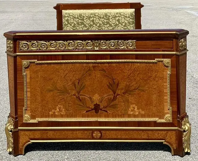 Vintage 19th Century French Louis XVI Marquetry Twin Daybed - Detail view