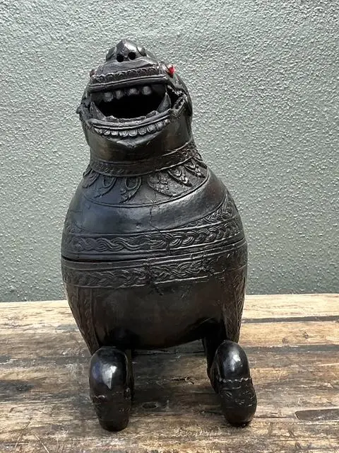 Vintage Asian Carved Wood Lion Box - Detail view