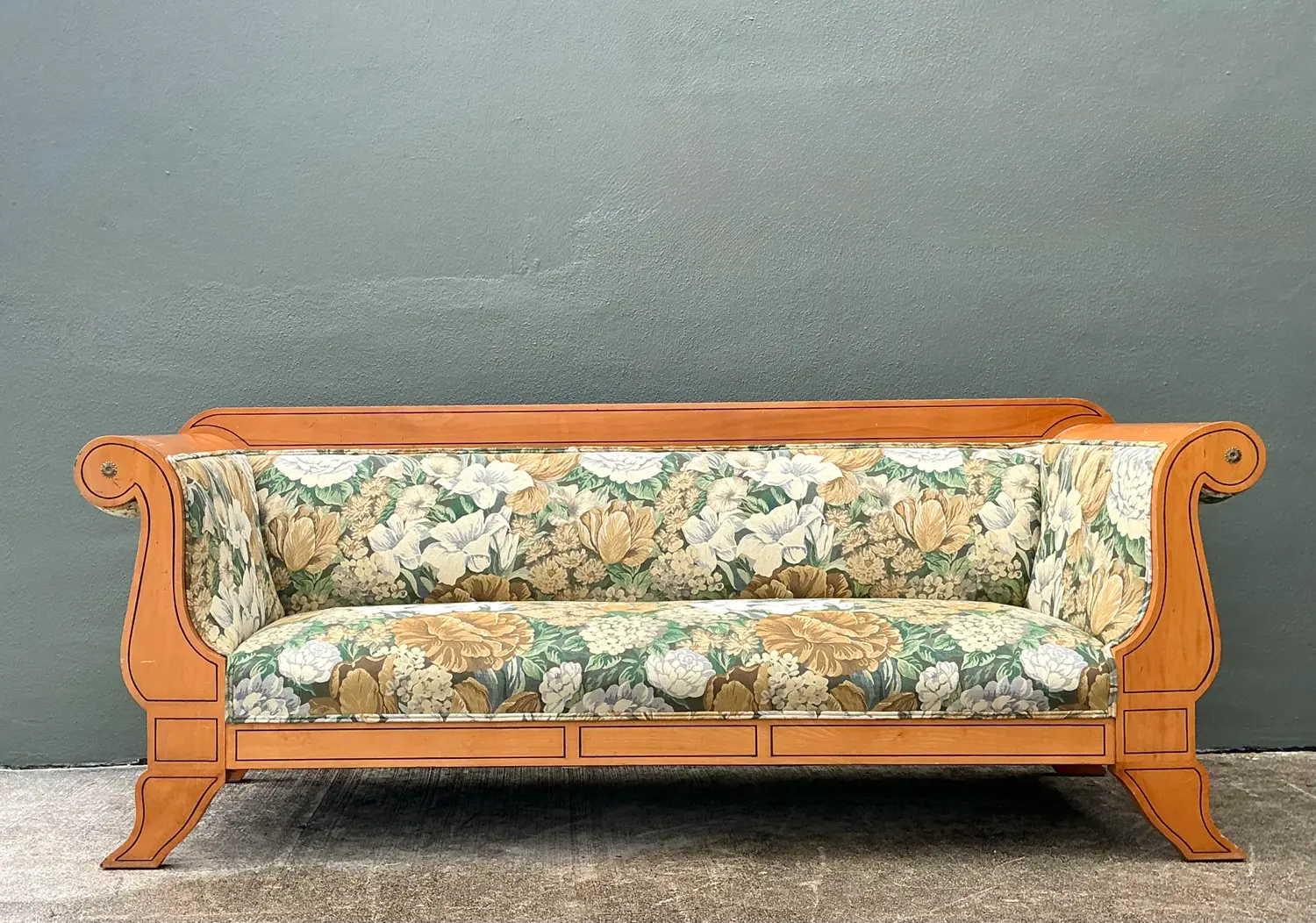 Vintage Biedermeier Sofa in Dorothy Draper Floral Tapestry - Detail view